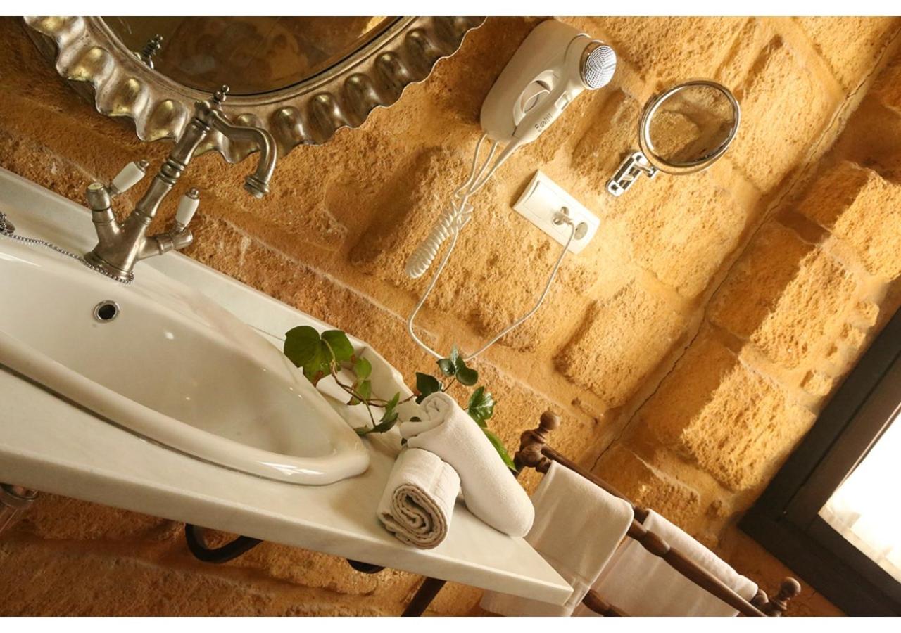 Deluxe Double Room with Bath - Photo 4