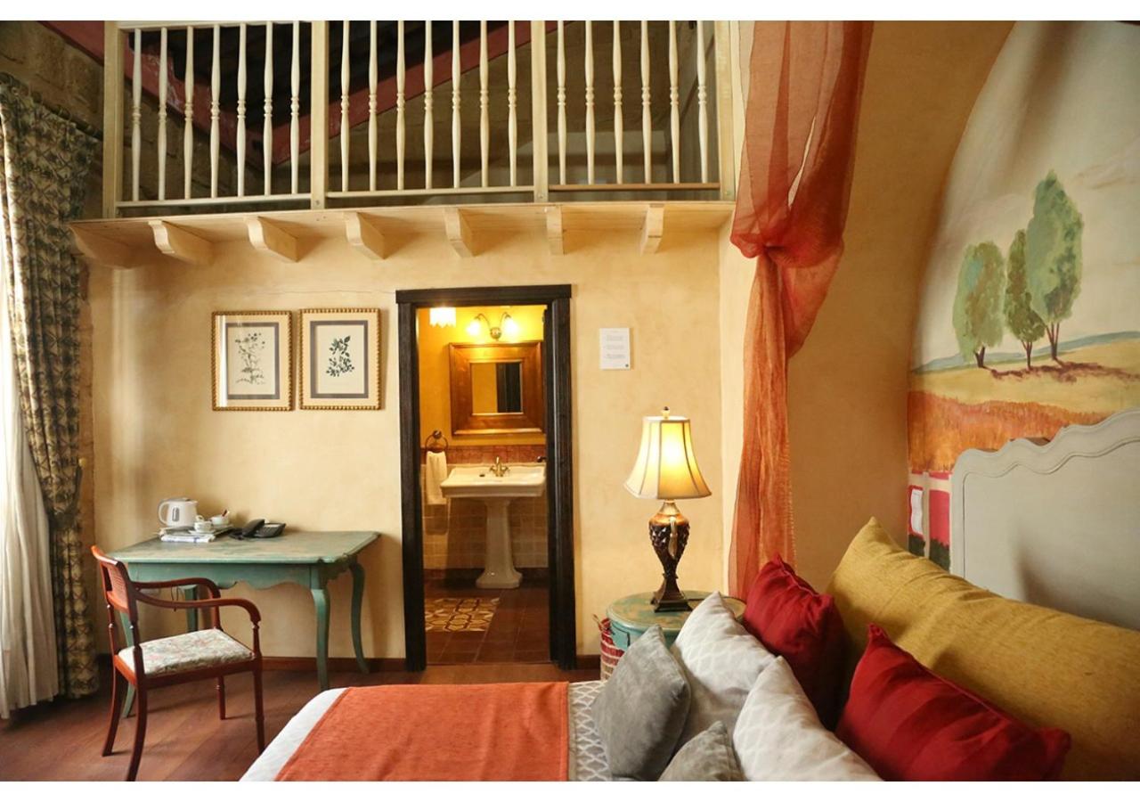 Deluxe Double Room with Bath - Photo 5