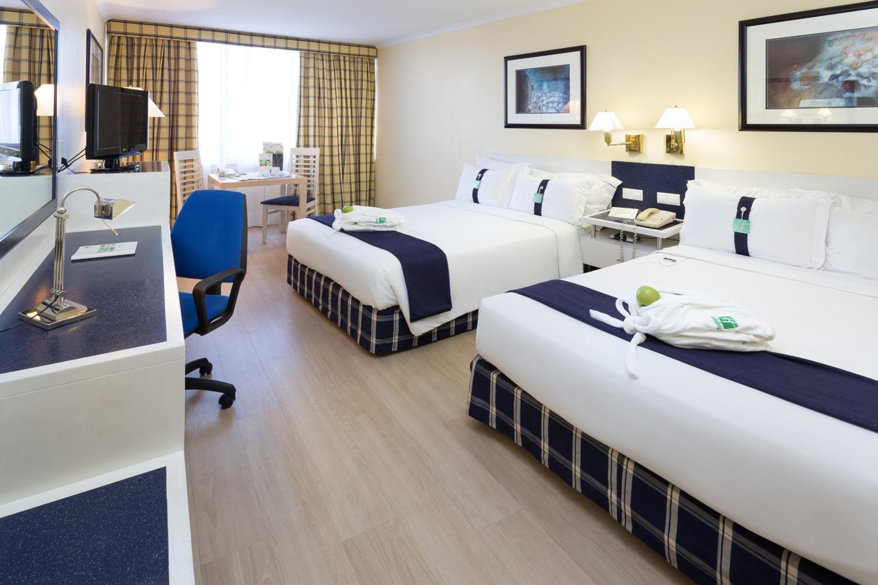 Standard Double Room with Two Double Beds and City View - Photo 4