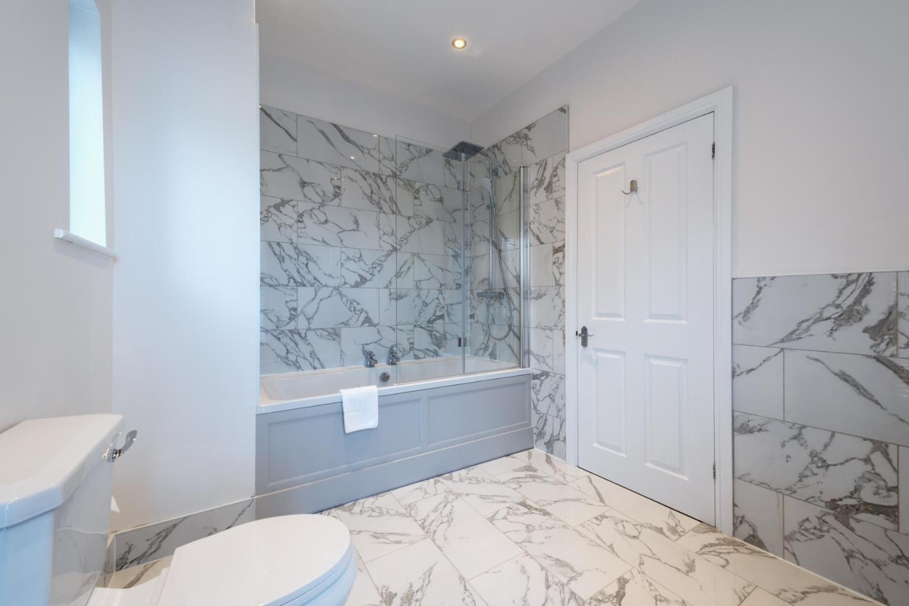 Superior Superking Suite with Bath & Shower photo 3