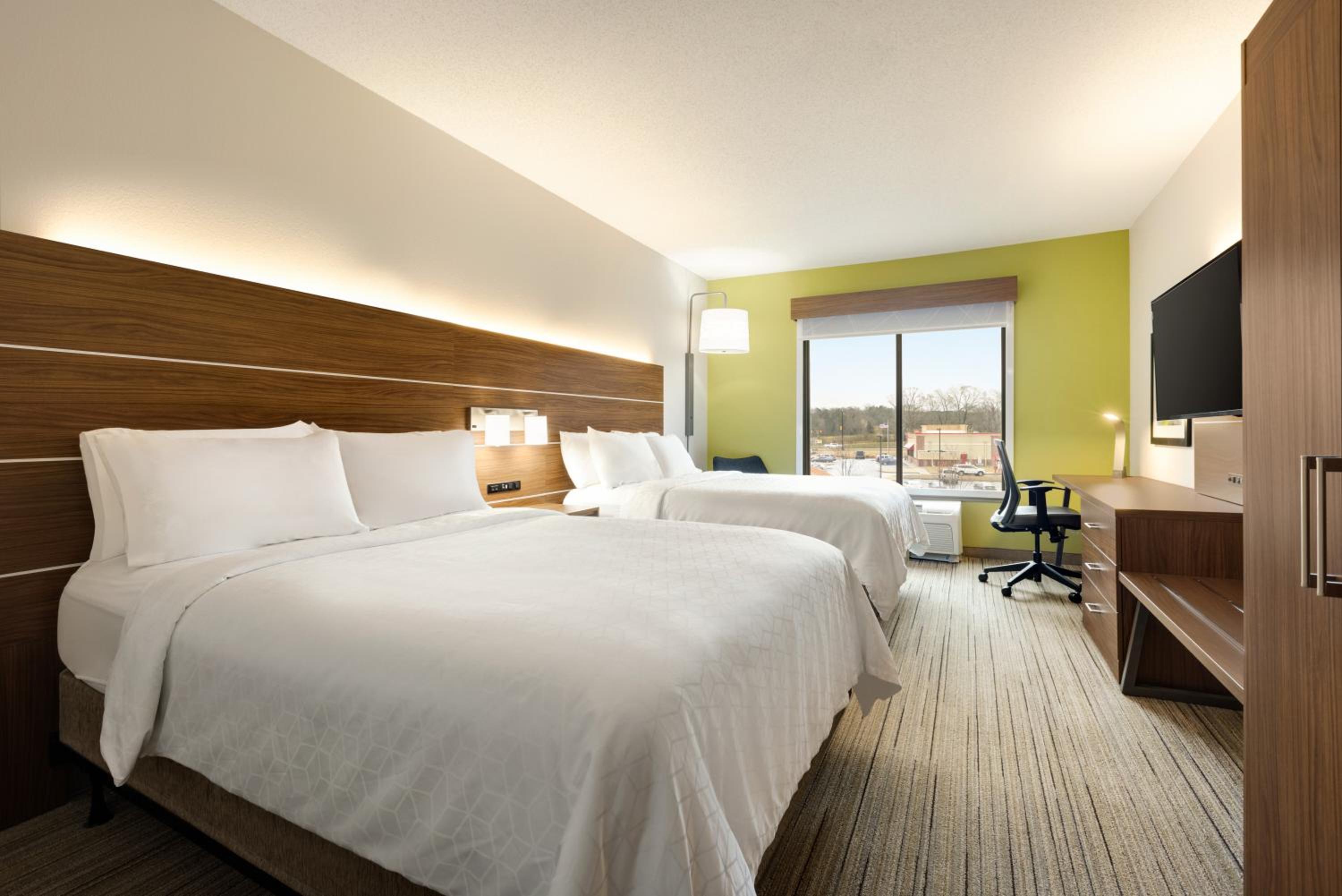 Standard Room with Two Queen Beds - Photo 5