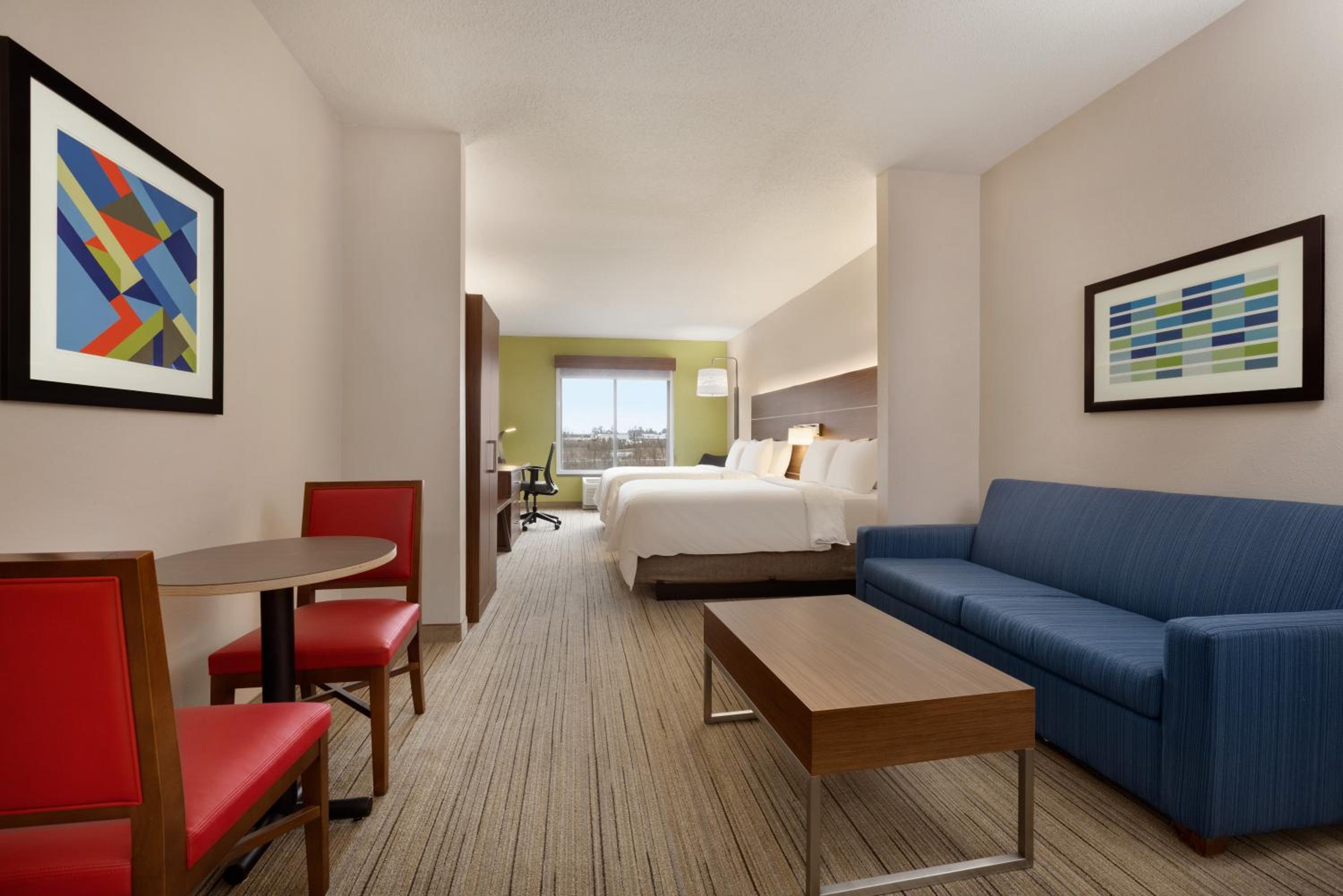 Standard Room with Two Queen Beds - Photo 2