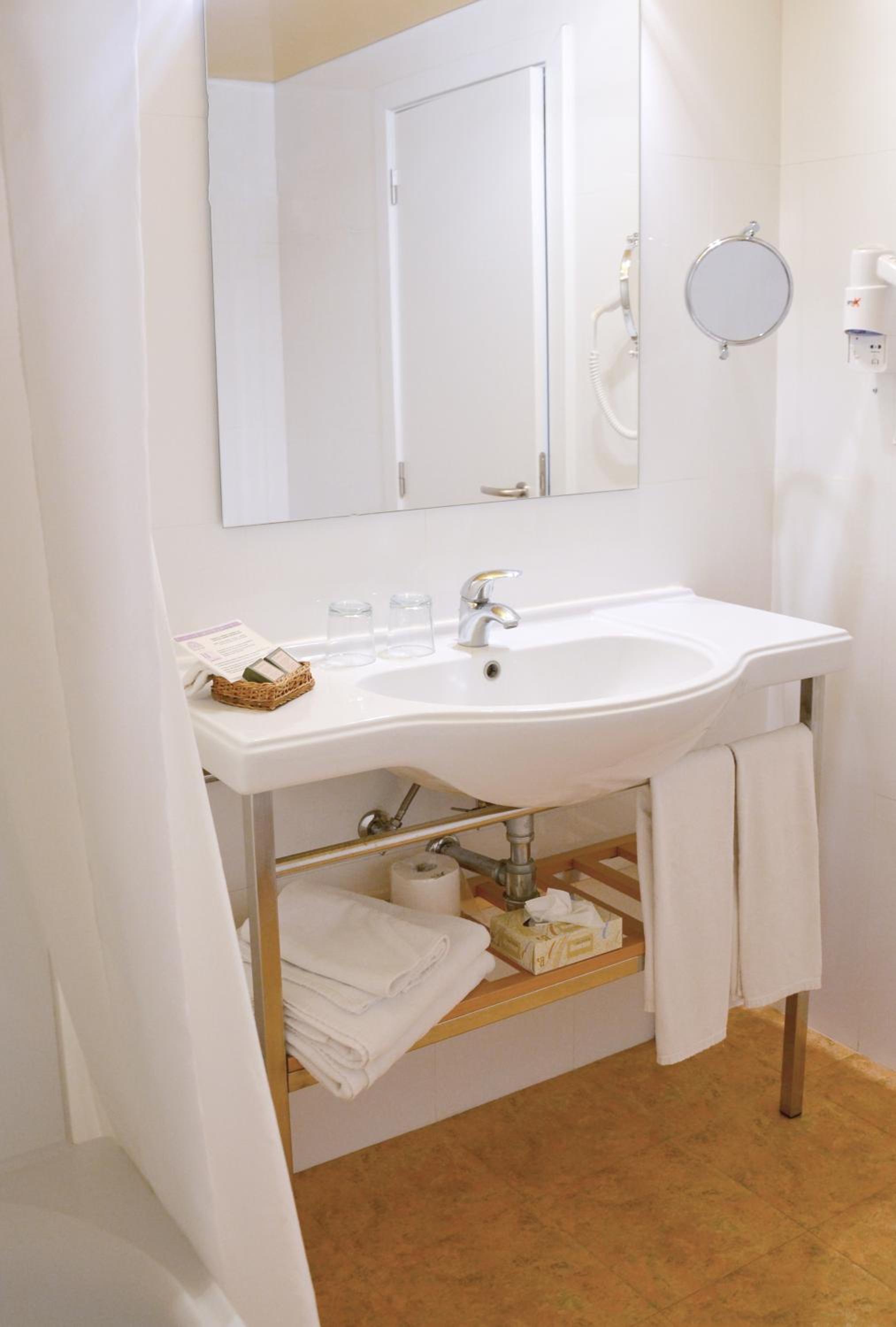 Double or Twin Room - Photo 6
