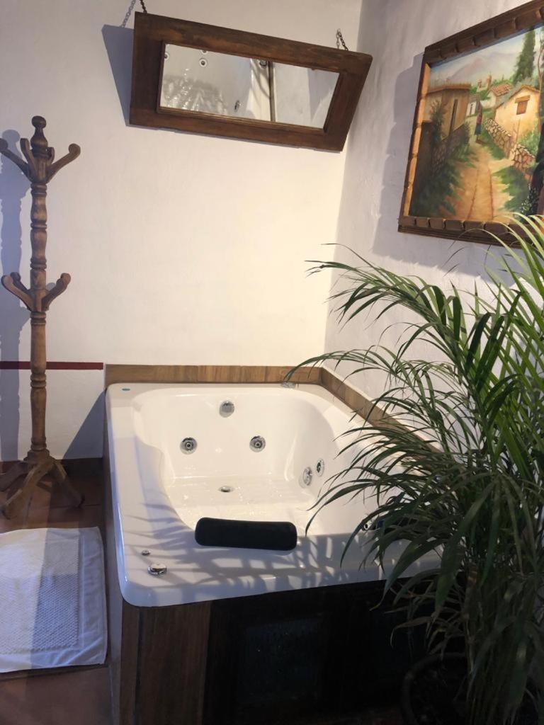 King Suite with Spa Bath - Photo 3