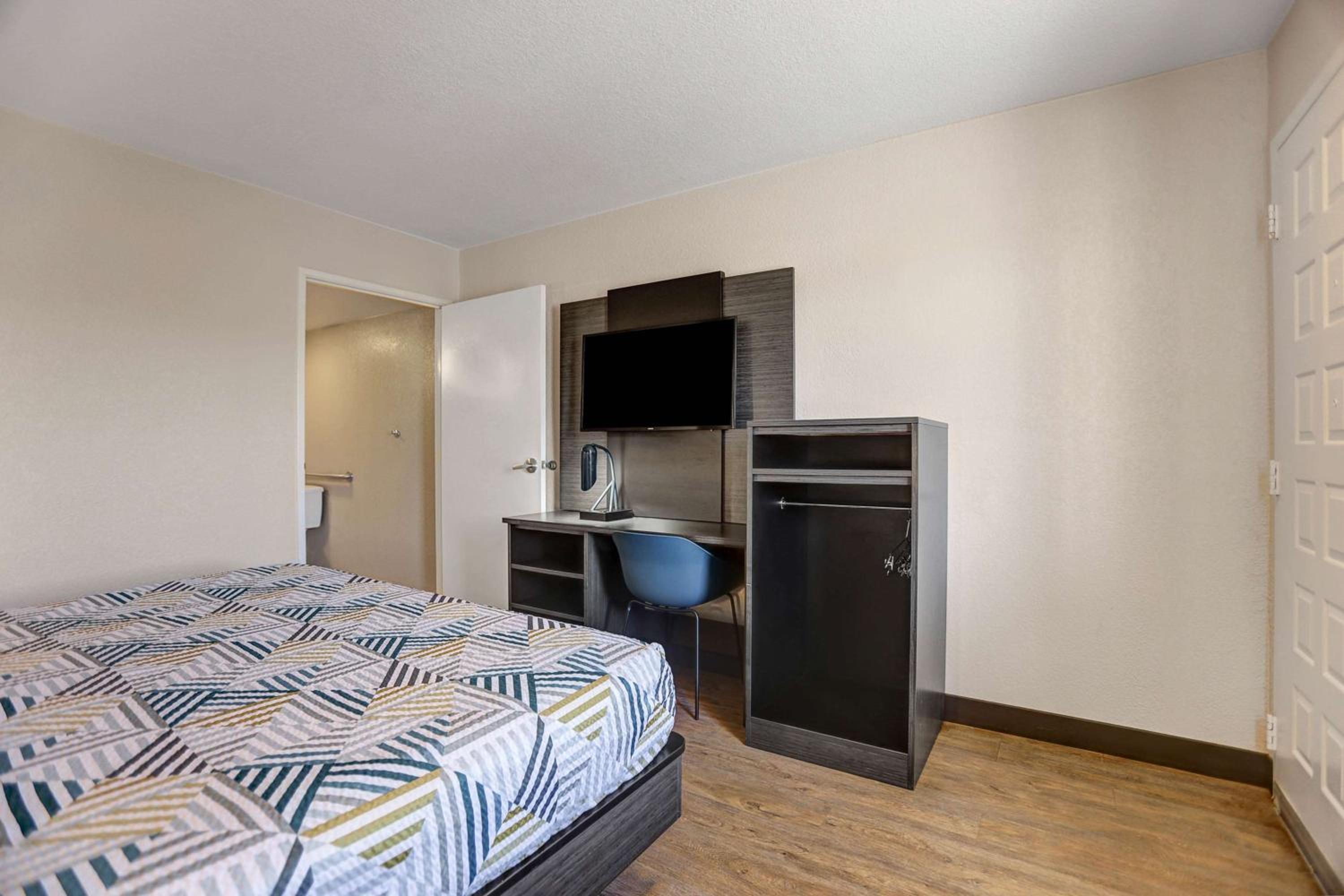 King Room with Roll-In Shower - Disability Access - Photo 3