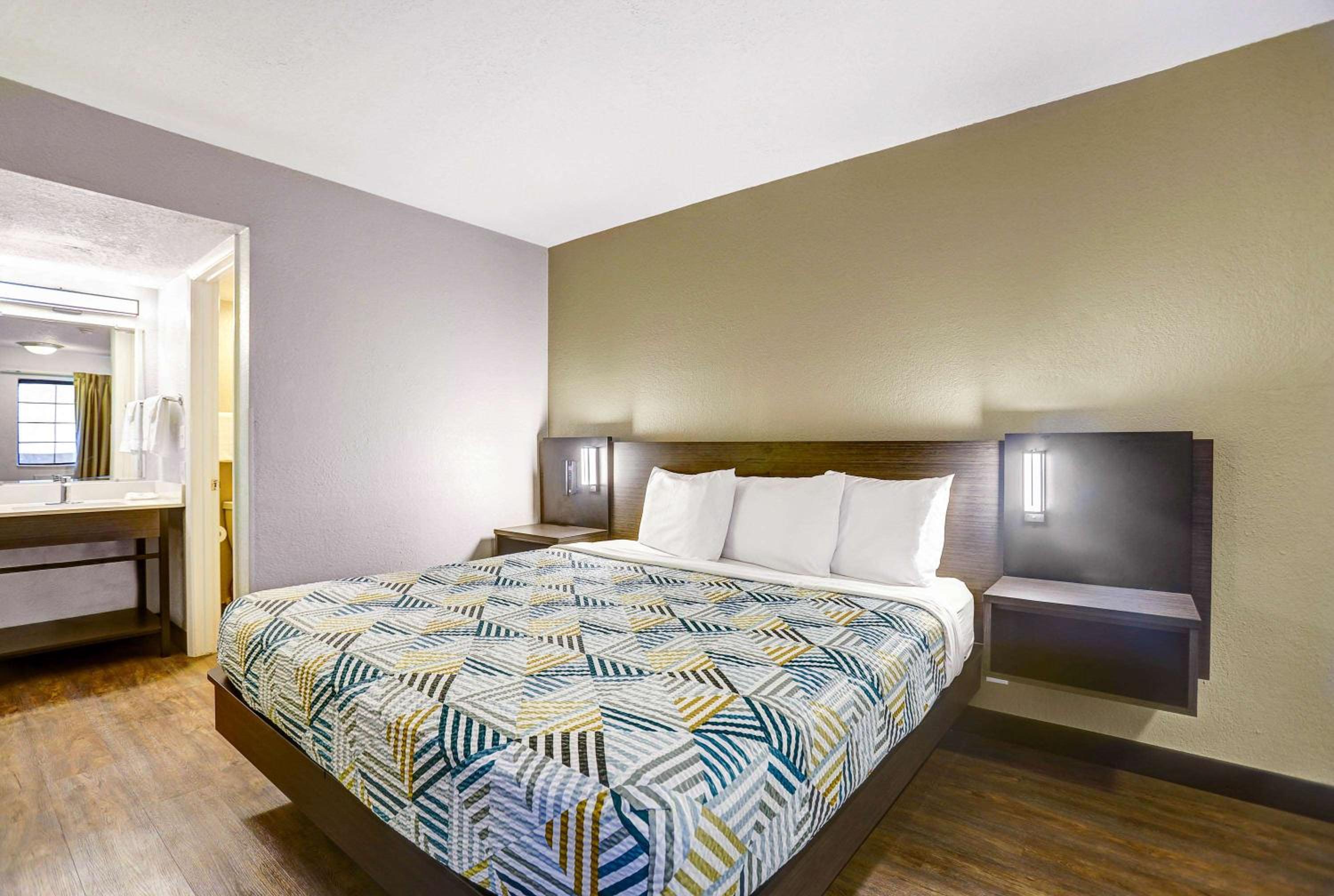 Deluxe King Room - Photo 5