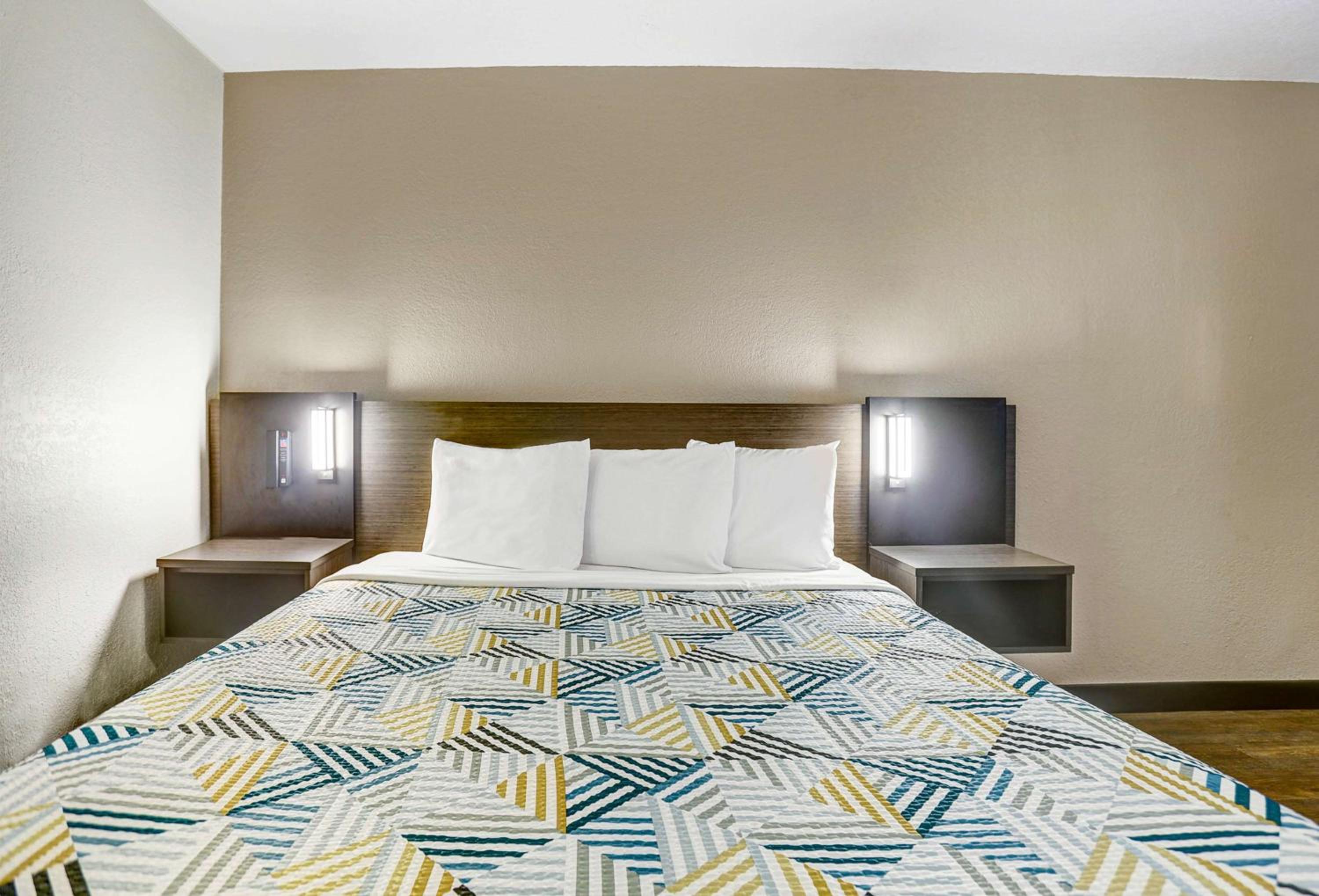 Deluxe King Room - Photo 4