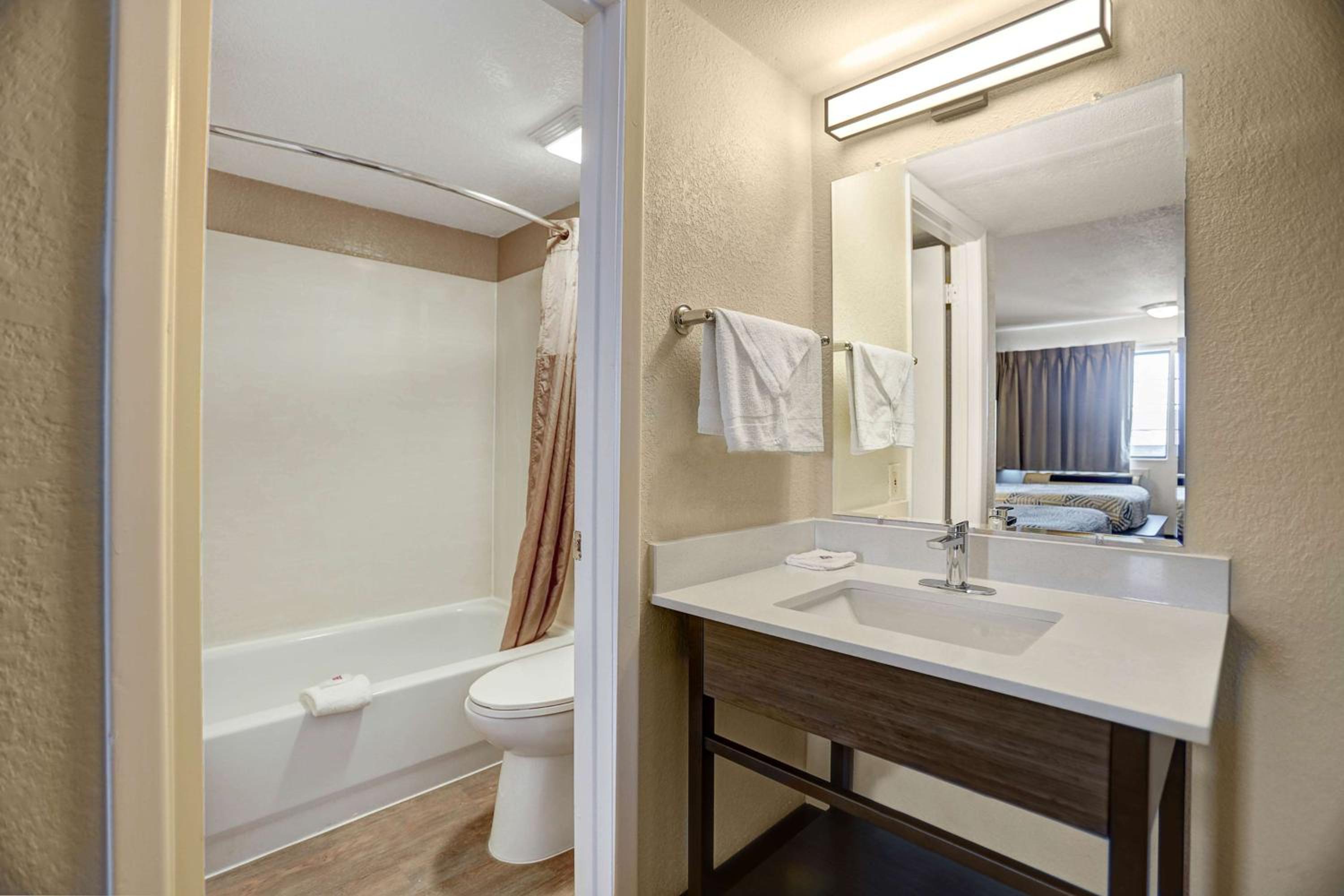 Deluxe King Room - Photo 2