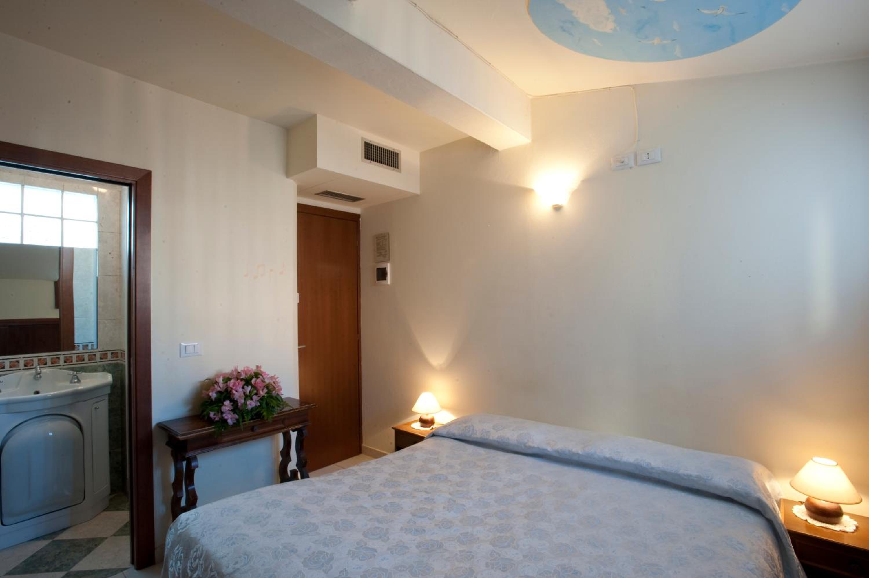 Economy Double Room photo 3