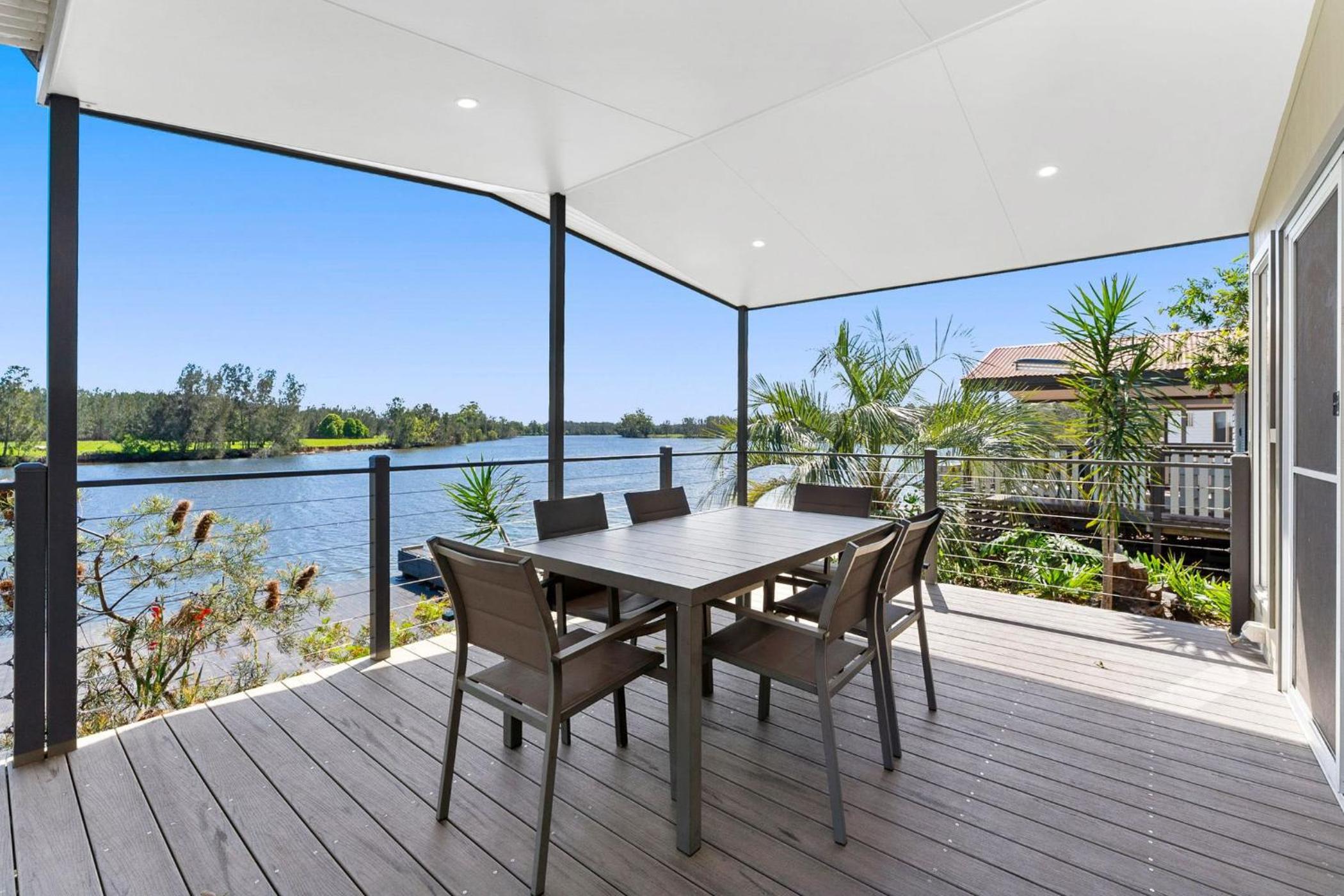 Deluxe 2 Bedroom Riverfront Cabin - Photo 3