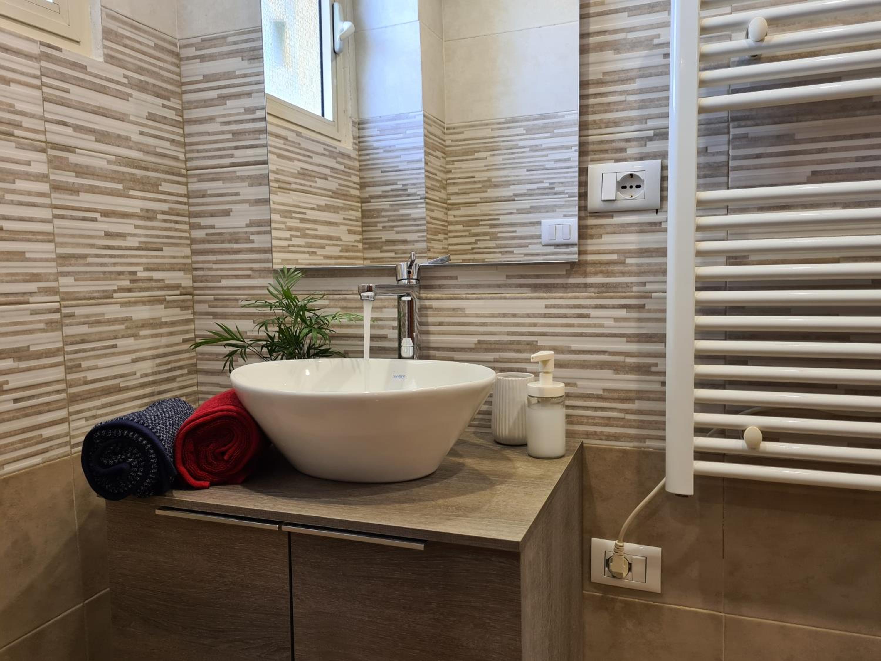 Deluxe Double Room with Shower - Photo 5