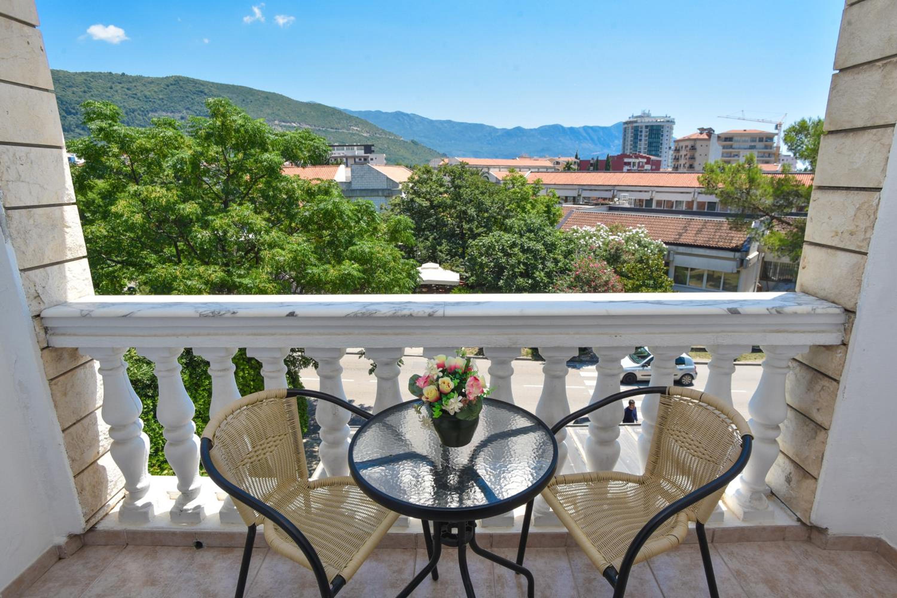 Triple Room with Balcony - Photo 13
