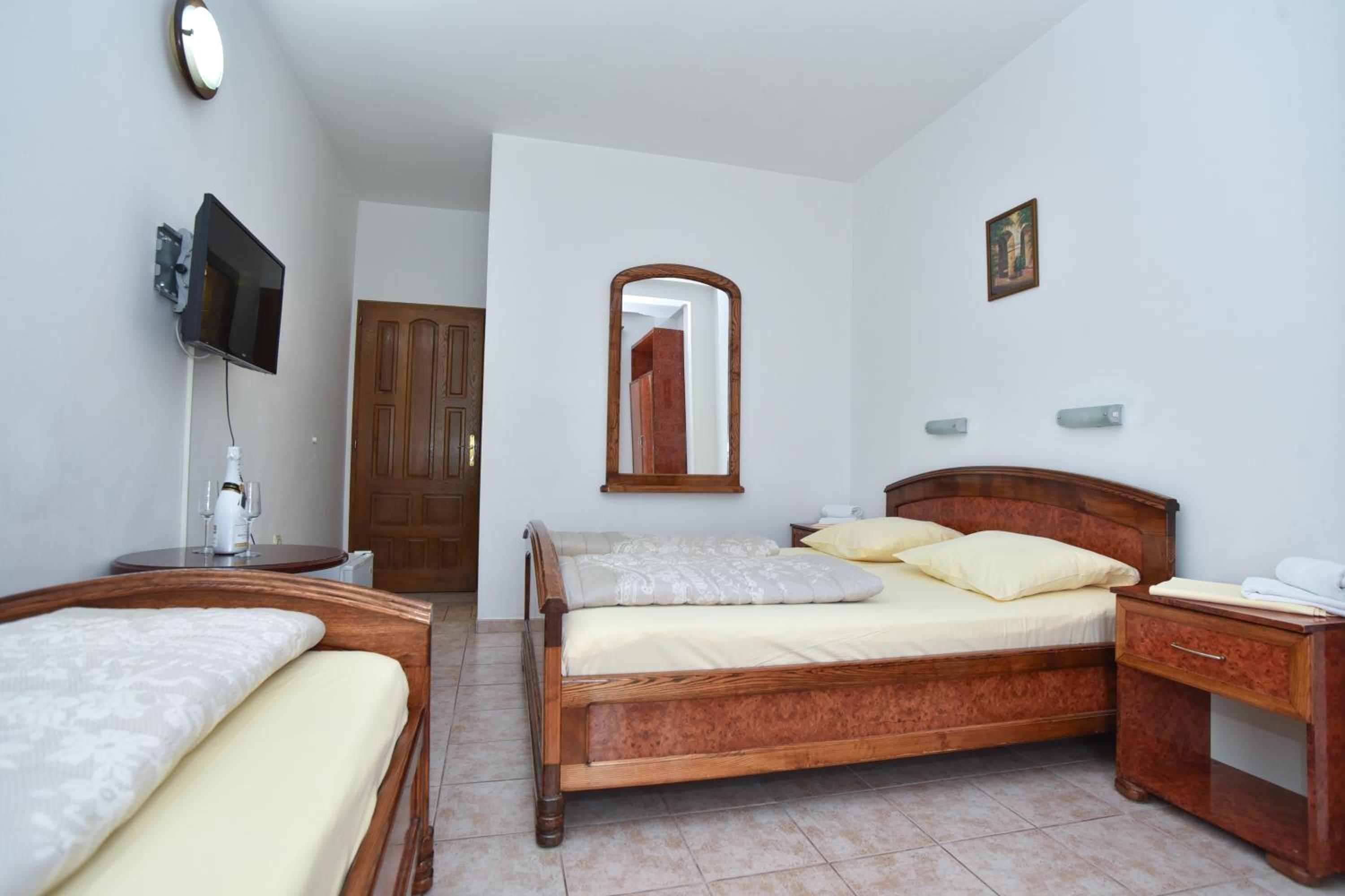Triple Room with Balcony - Photo 8