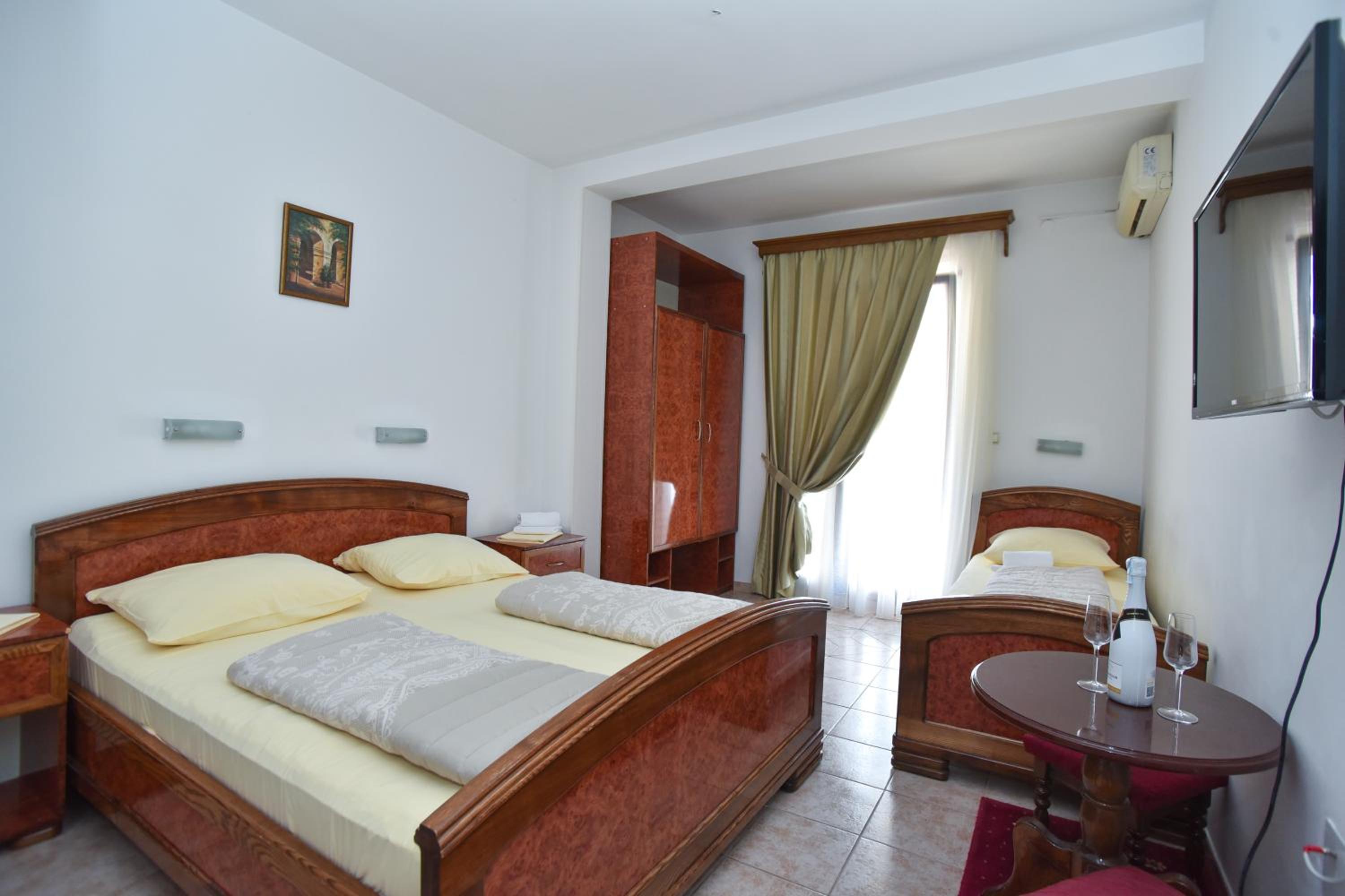 Triple Room with Balcony - Photo 12