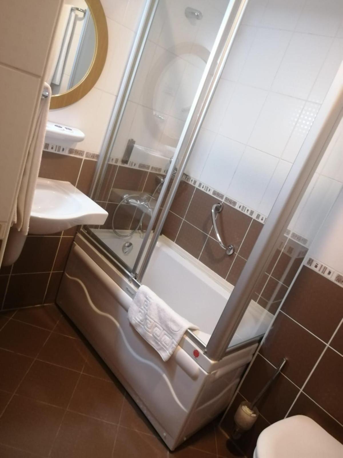 Standard Twin Room - Photo 3
