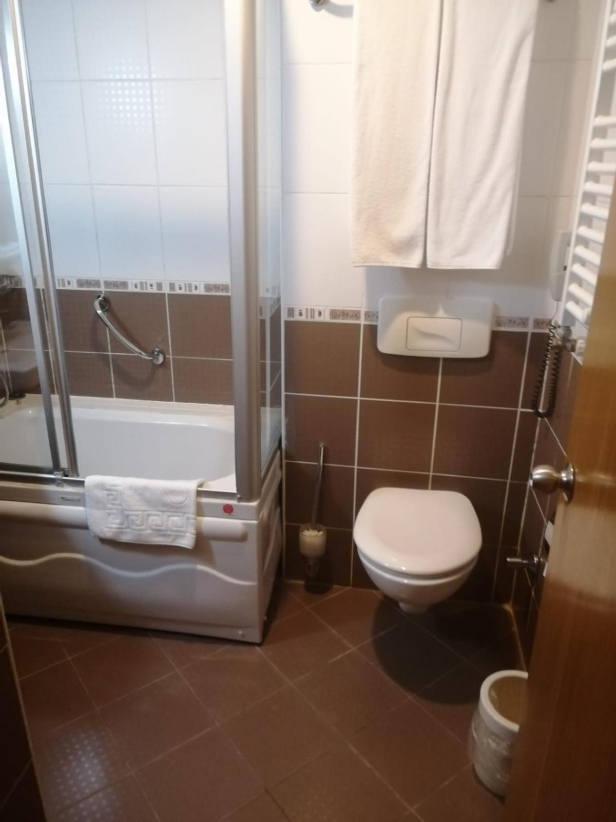 Standard Twin Room - Photo 2