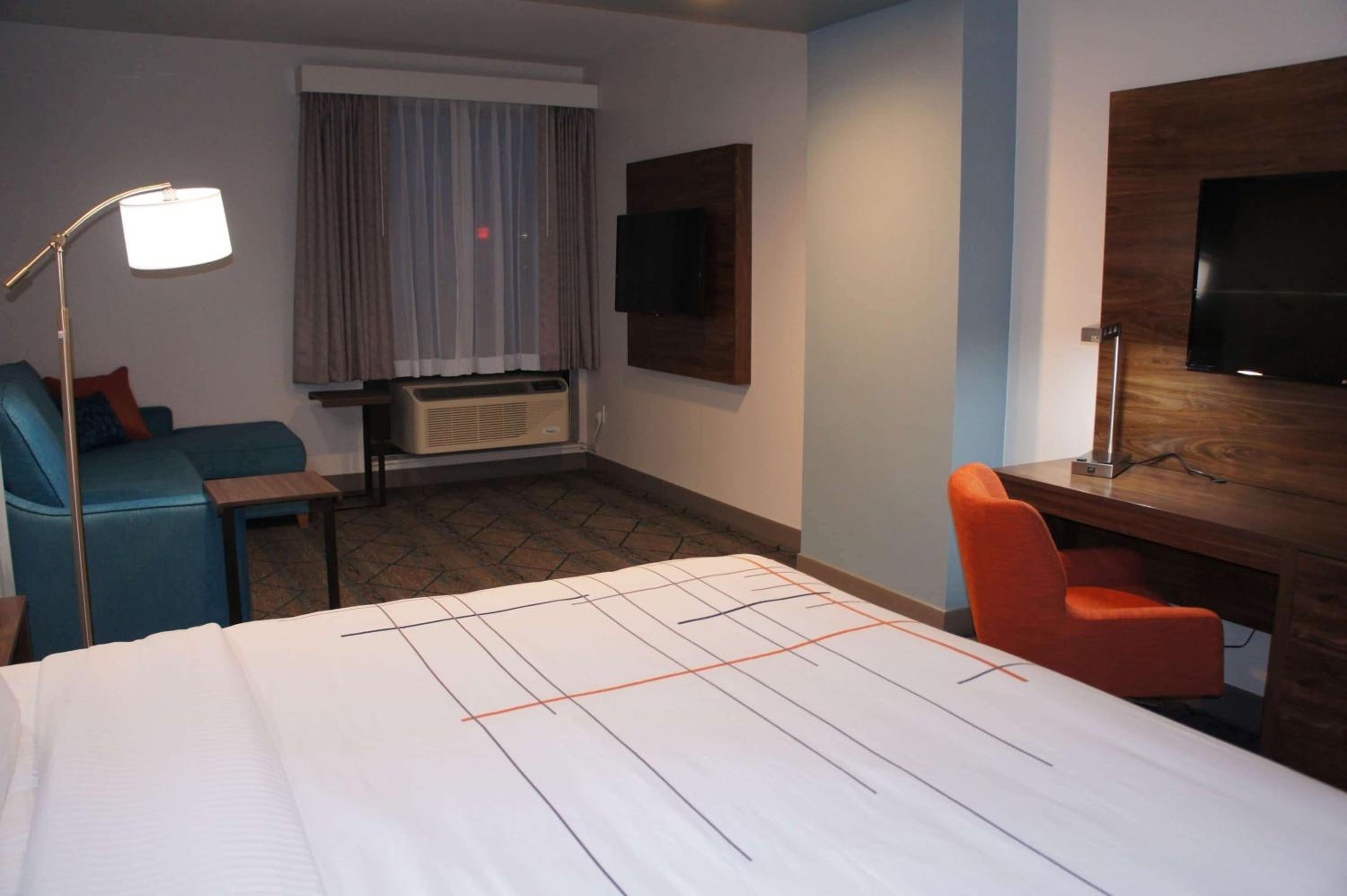 King Room with Bathtub with Grab Bars - Mobility Accessible/Non-Smoking at La Quinta Inn & Suites by Wyndham Littleton-Red Rocks in Littleton