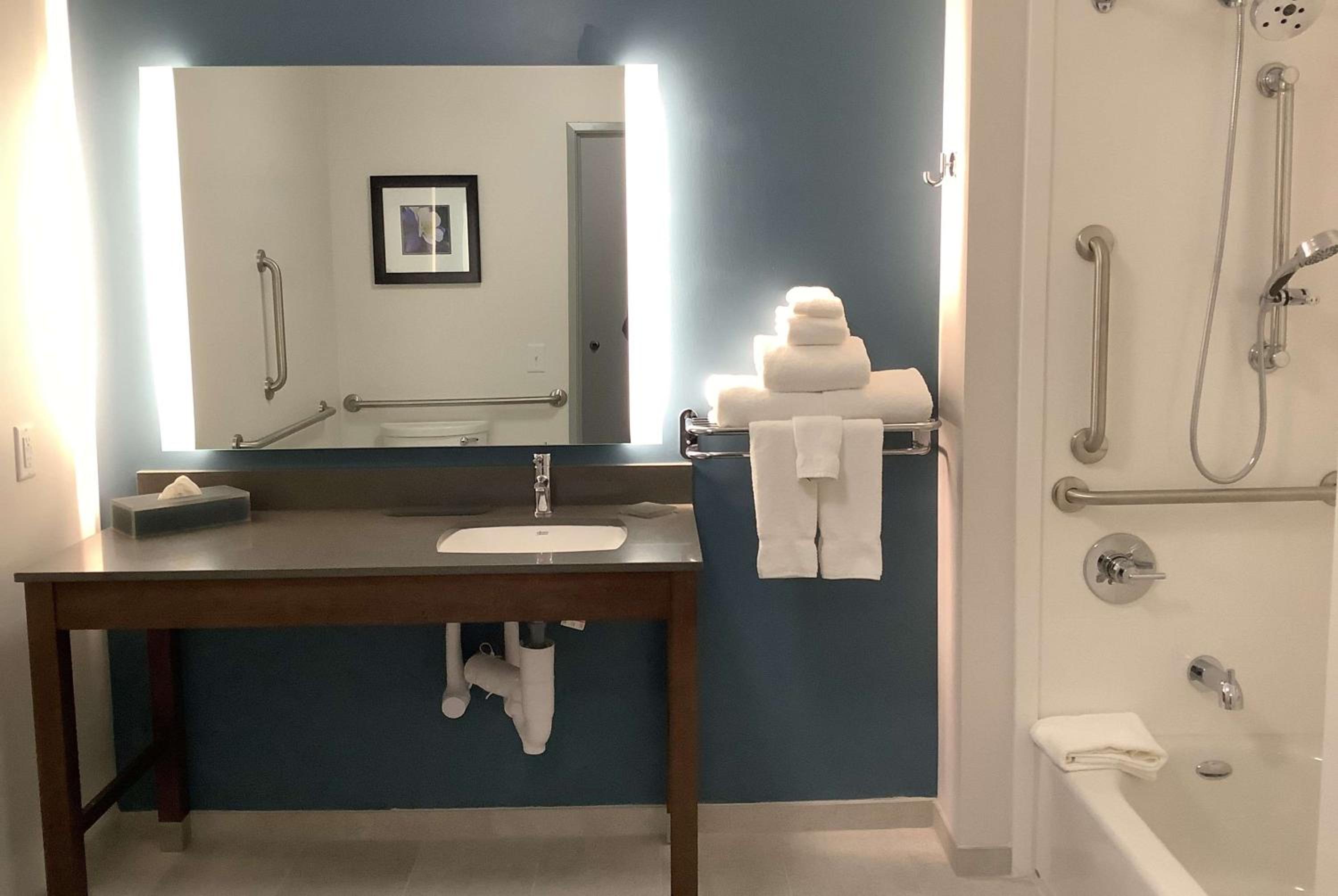 Deluxe King Room with Bathtub with Grab Bars - Mobility Accessible/Non-Smoking - Photo 3