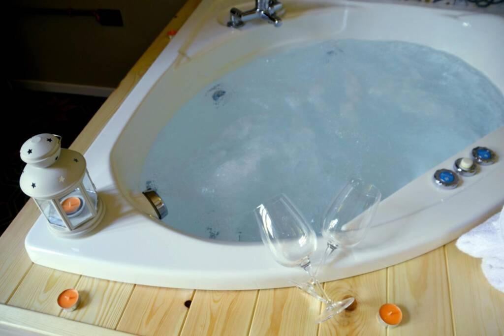 Queen Suite with Spa Bath - Photo 28