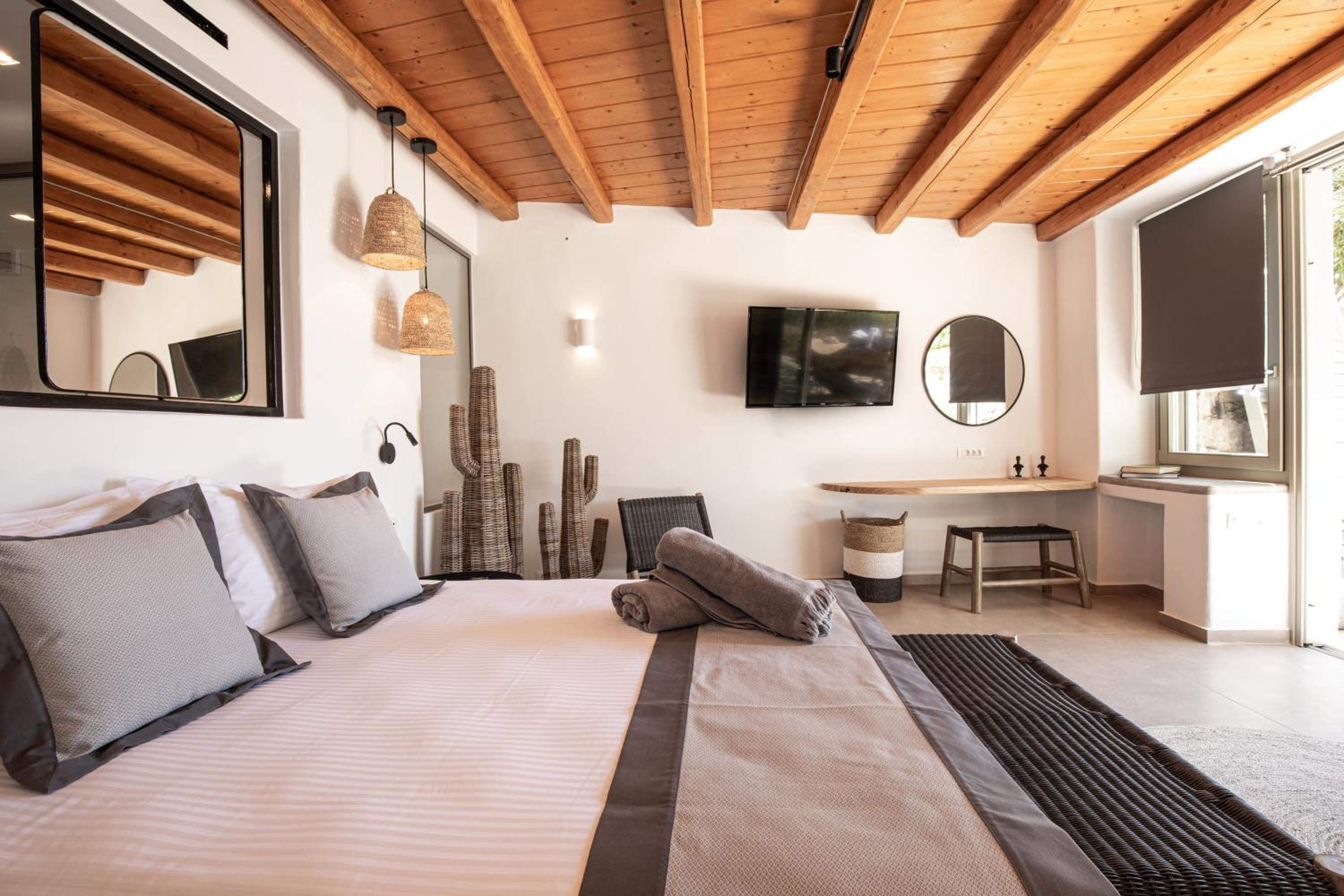 Senior Suite with Glass Plunge Pool (Mersini)