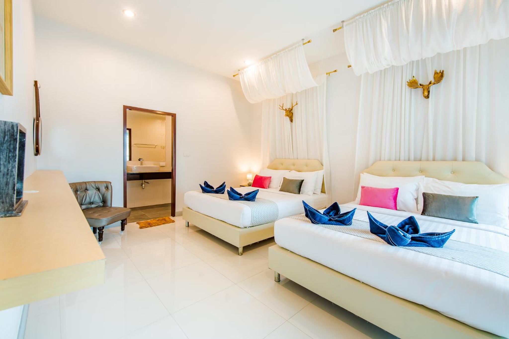 Villa with Private Pool - Photo 28