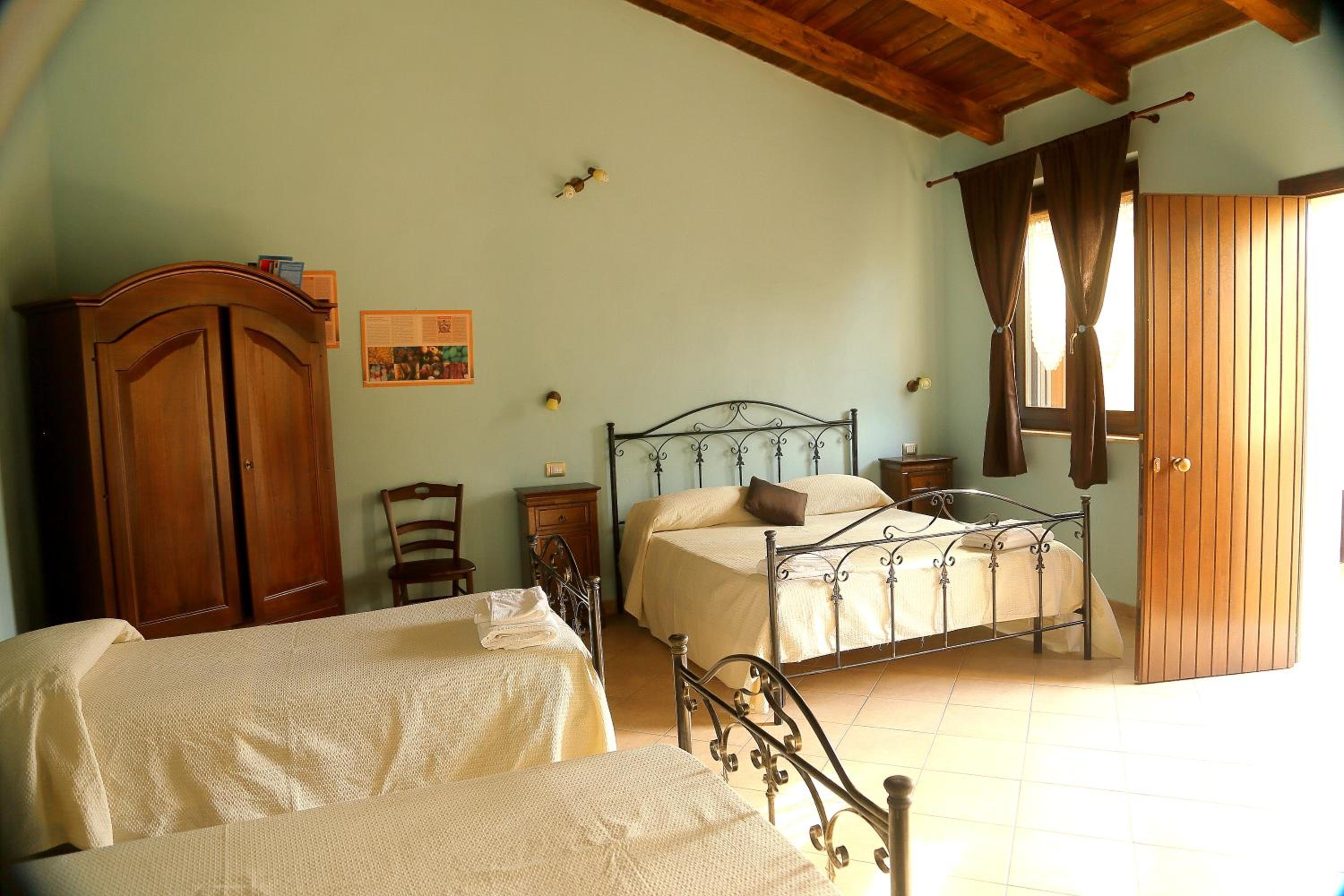 Quadruple Room with Private Bathroom photo 3