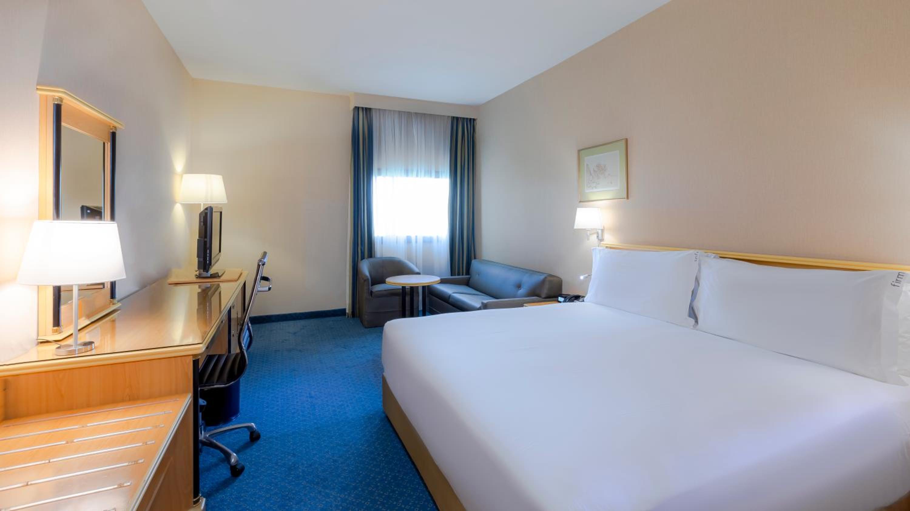 Standard King Room with Pool View - Photo 5