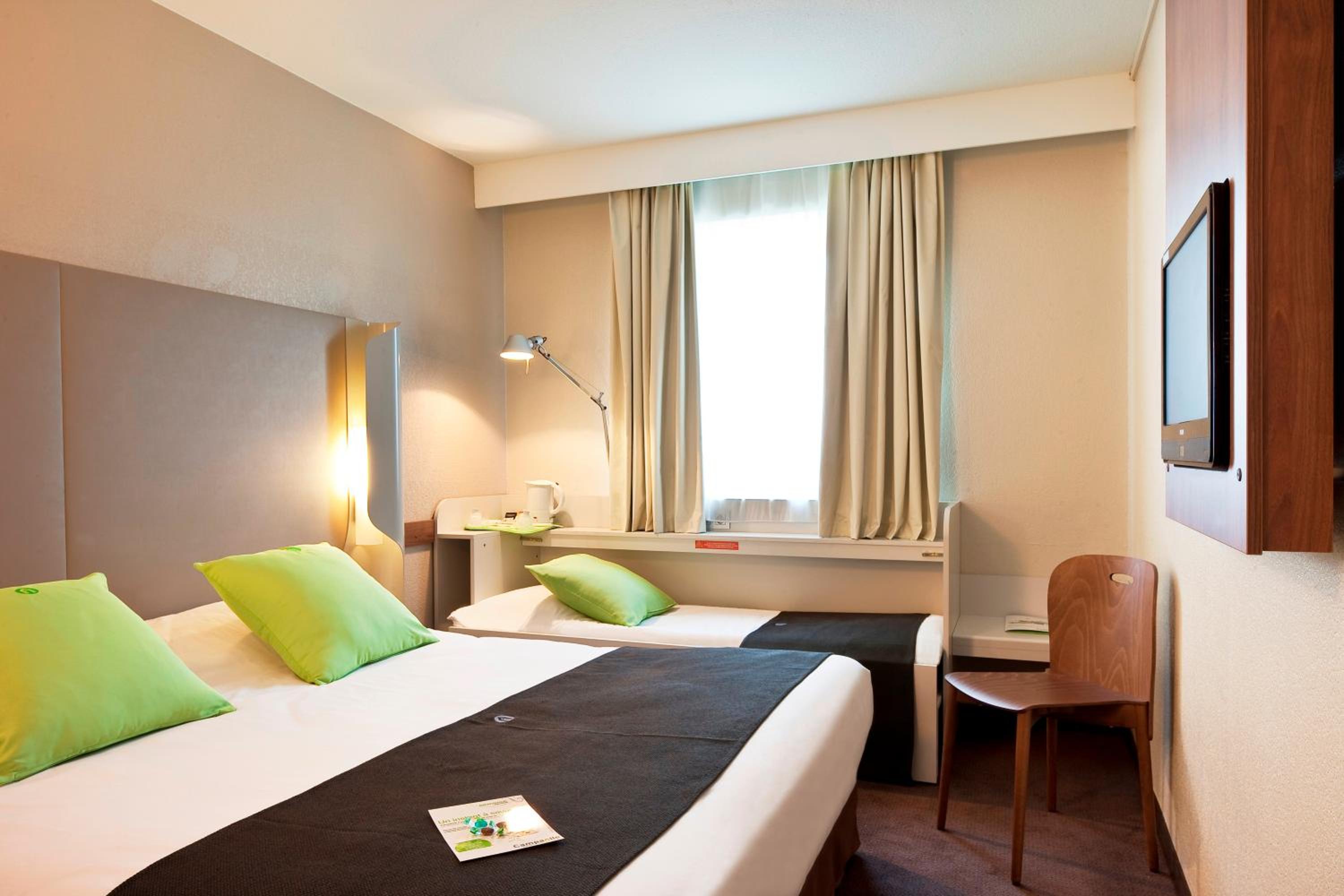 Double Room With 1 Double Bed And 1 Junior Bed