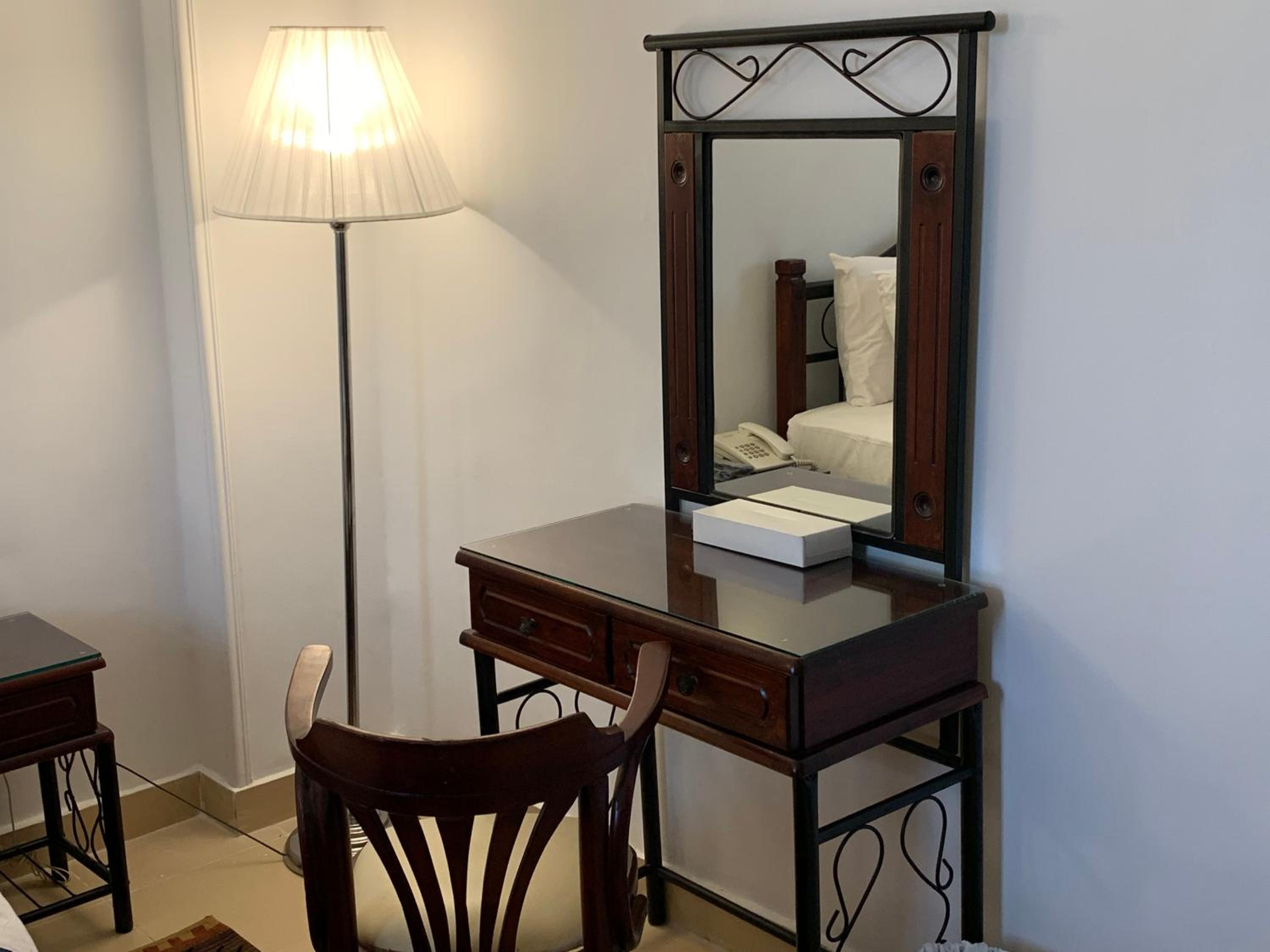 Deluxe Queen Suite - Photo 2