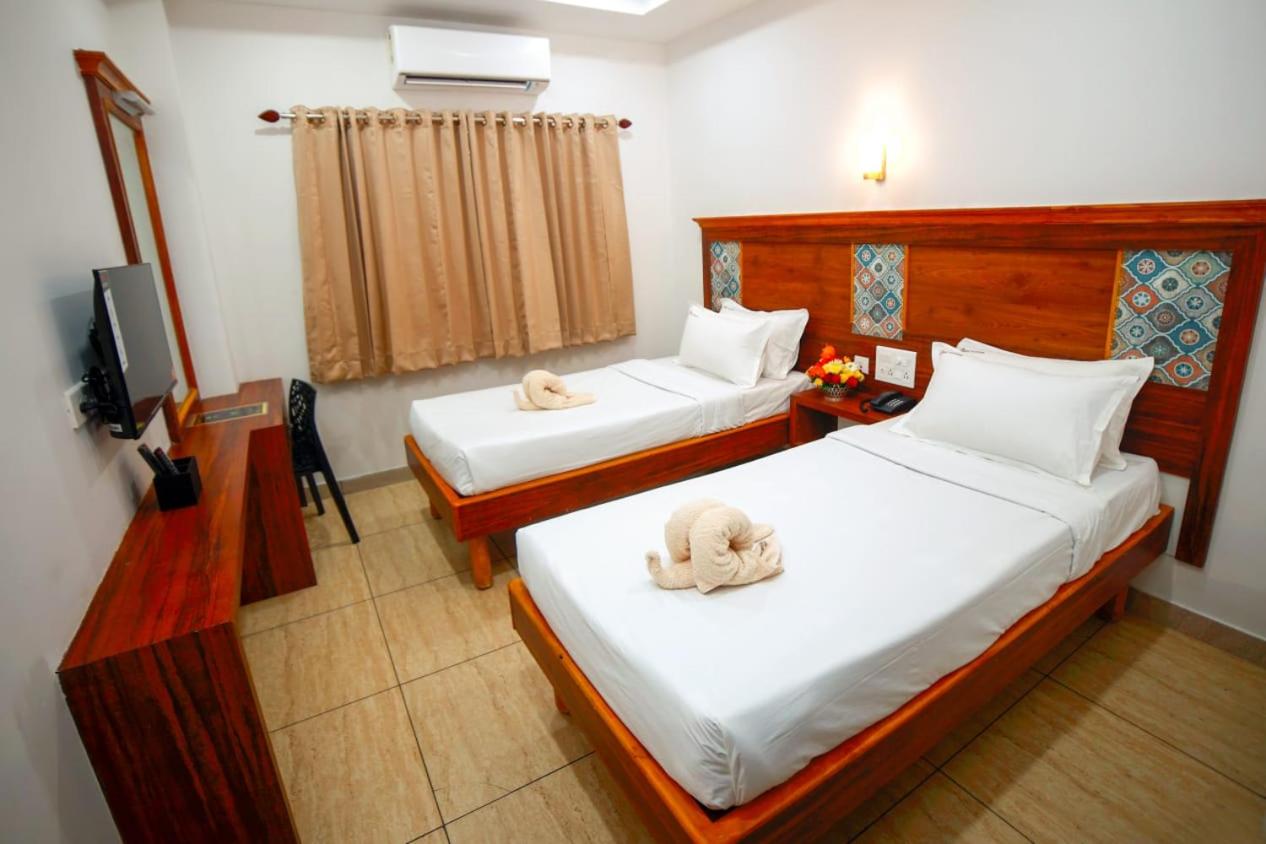 Deluxe Double Room (2 Adults + 1 Child) - Photo 1
