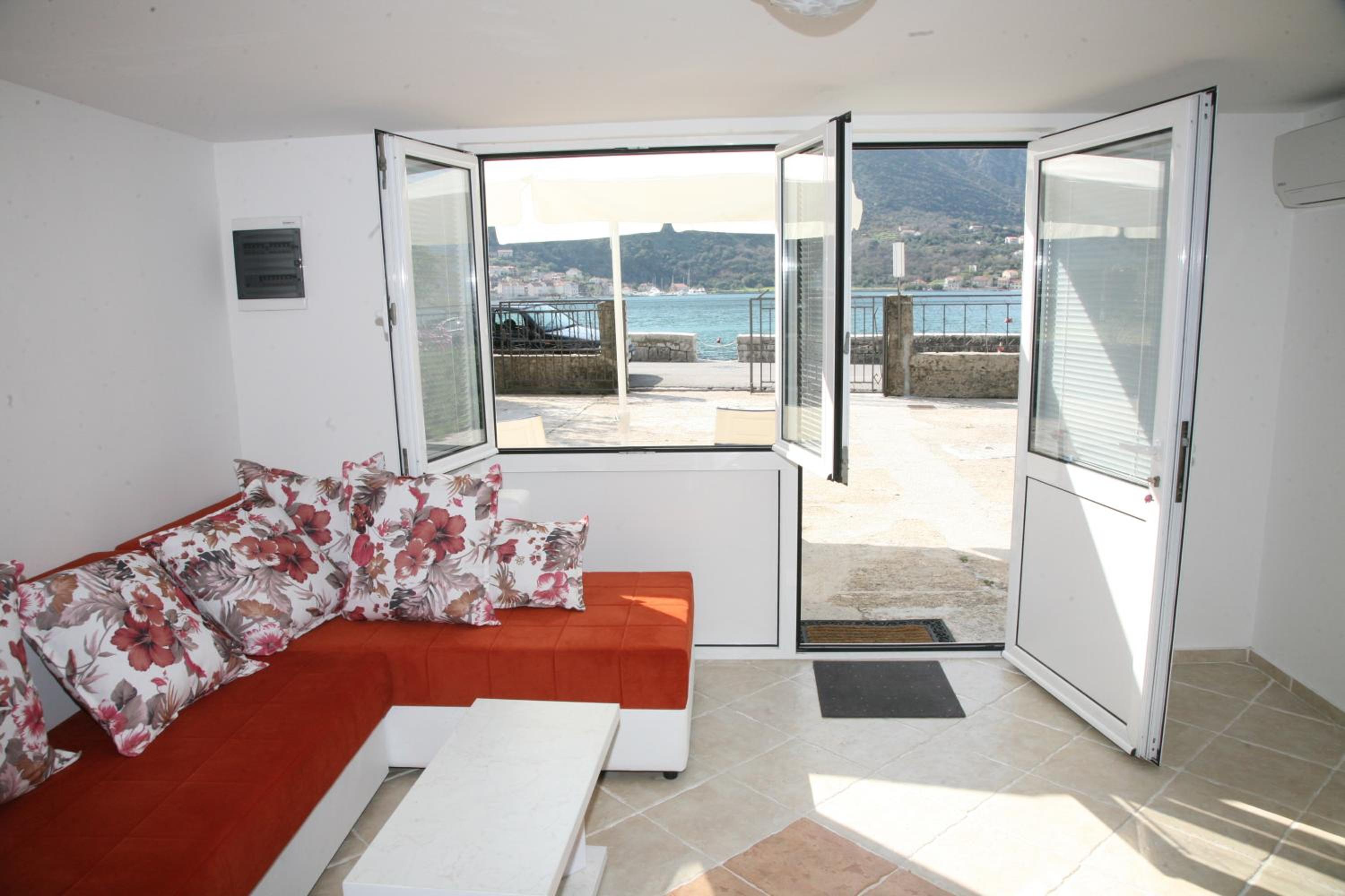 Comfort One-Bedroom Apartment with Sea View 