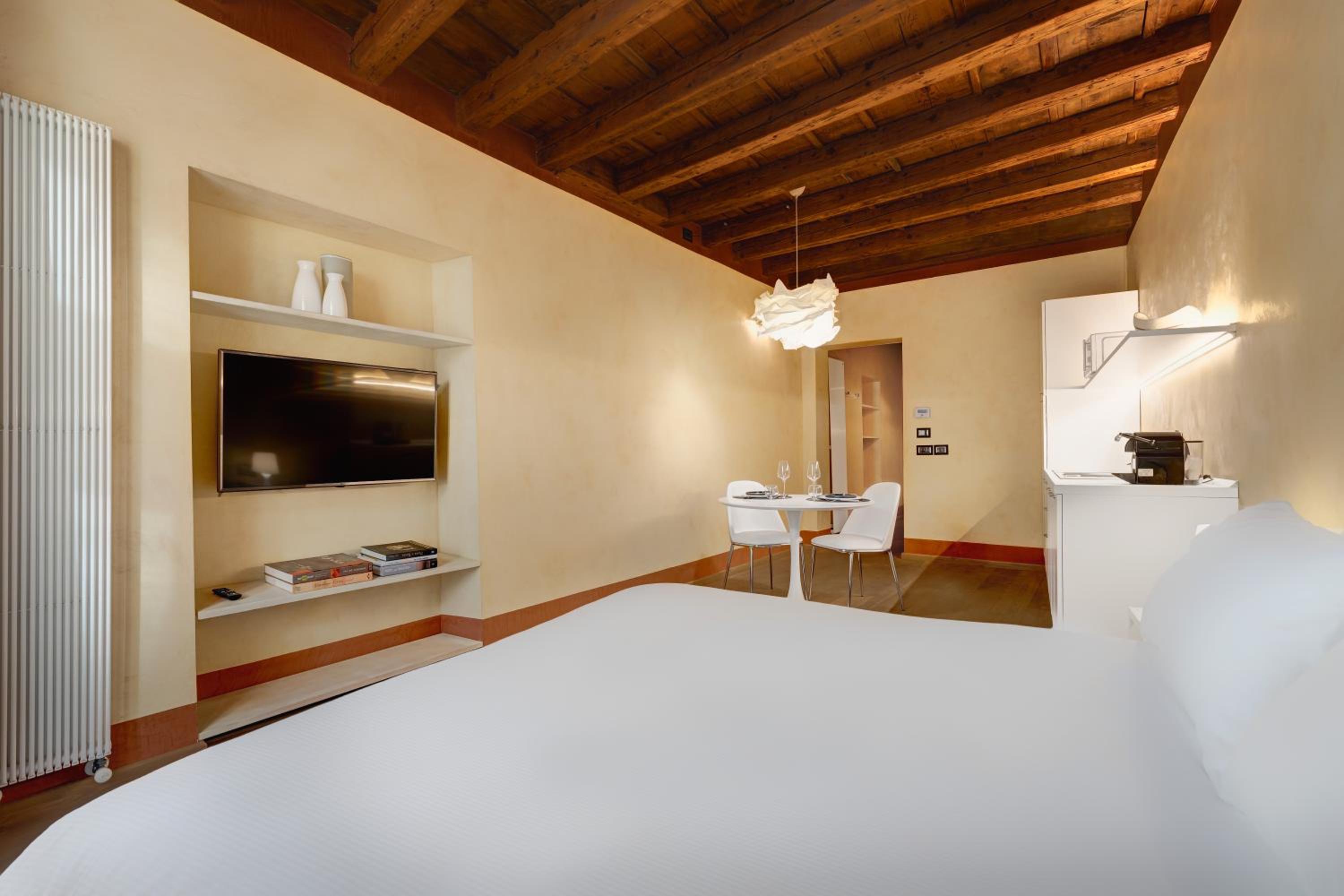 Studio Apartment - Photo 2