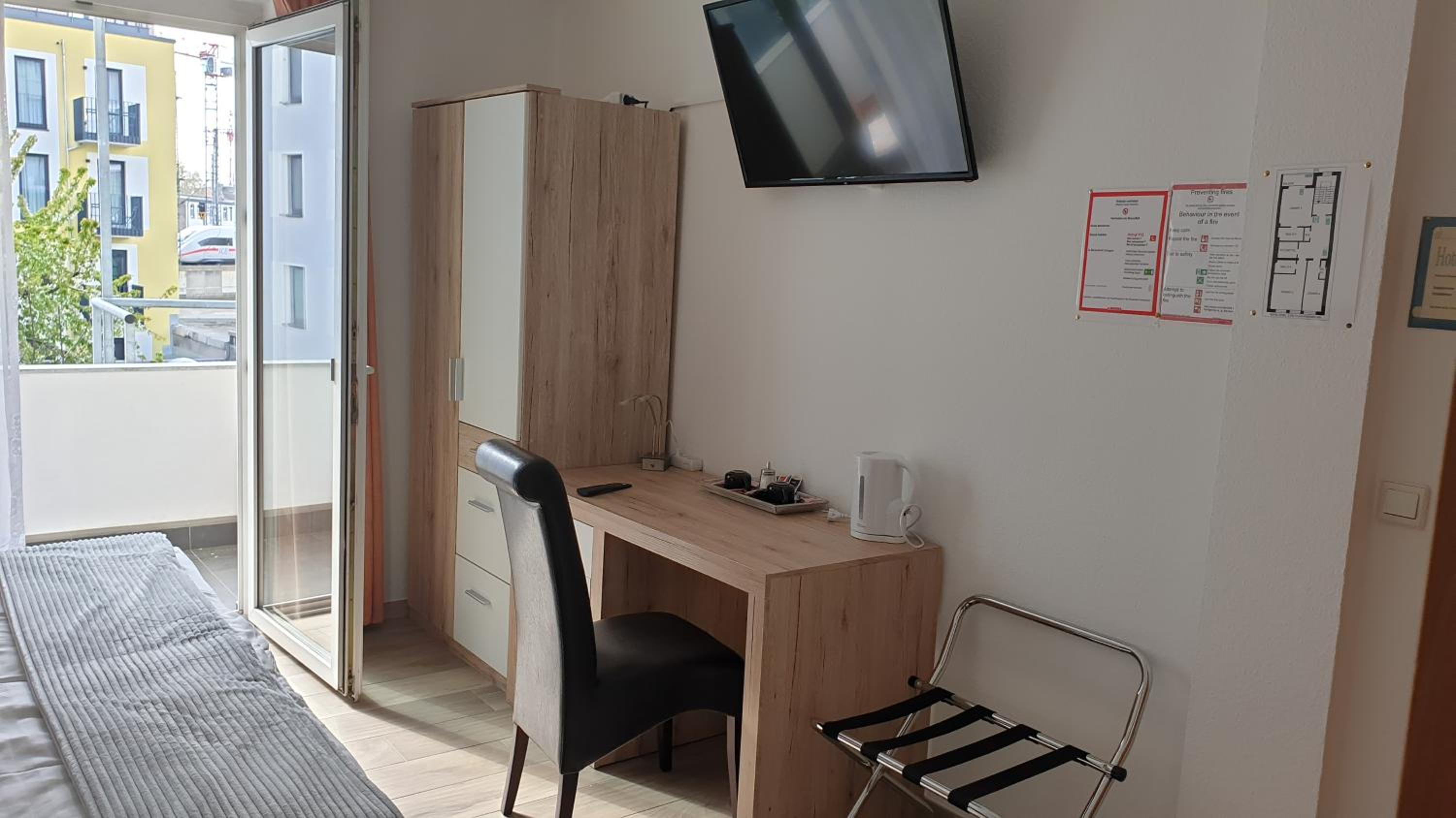 Double or Twin Room with Balcony - Photo 5