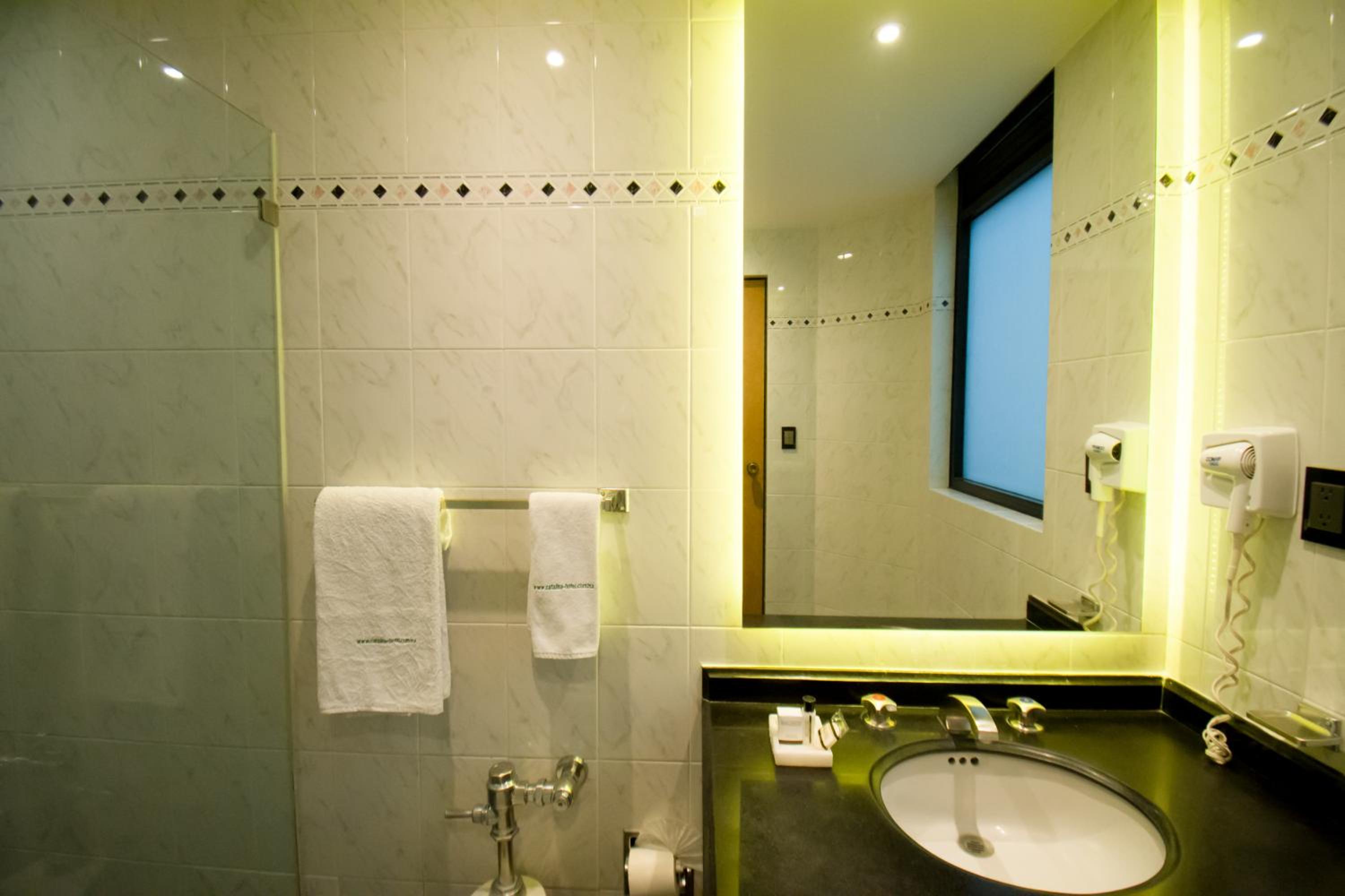 Deluxe King Room - Photo 4