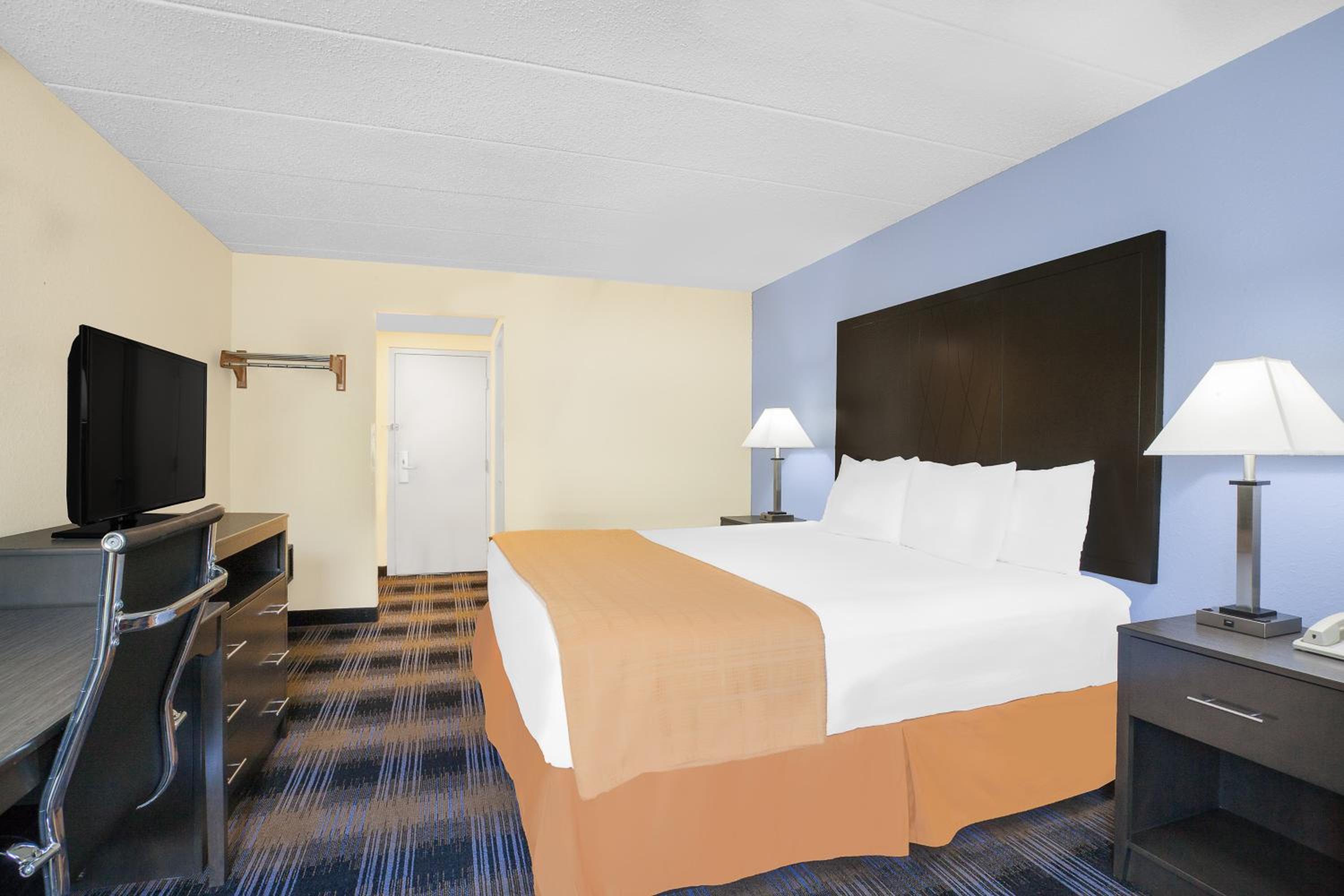 King Room - Non-Smoking - Photo 2