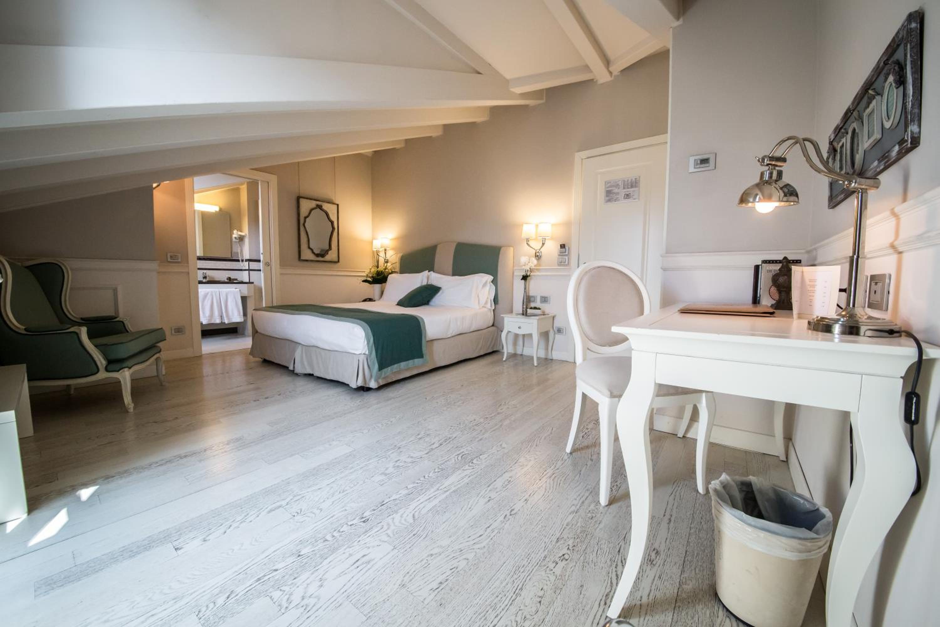 Superior Double Room - Photo 11