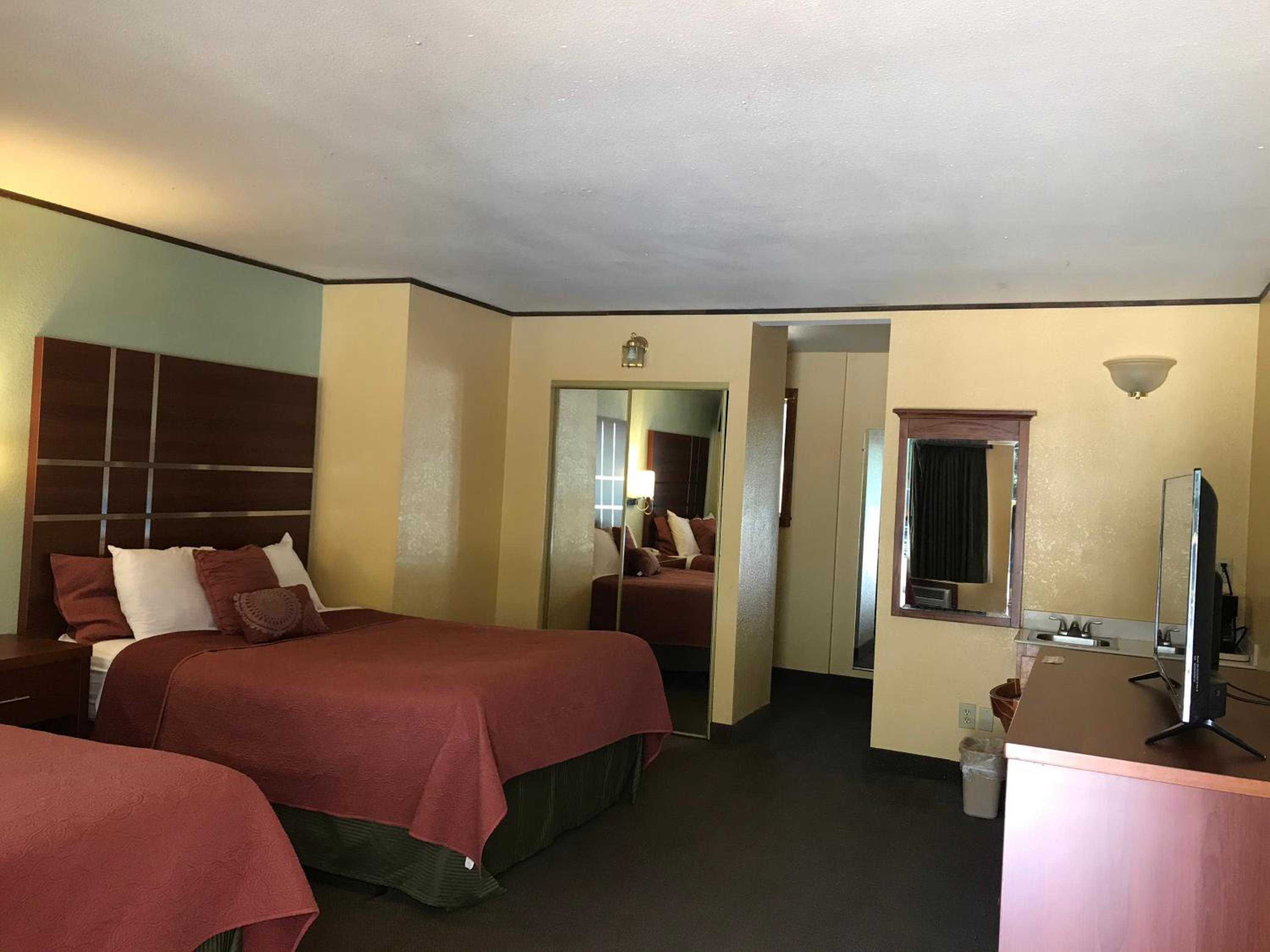Standard Queen Room with Two Queen Beds - Photo 2