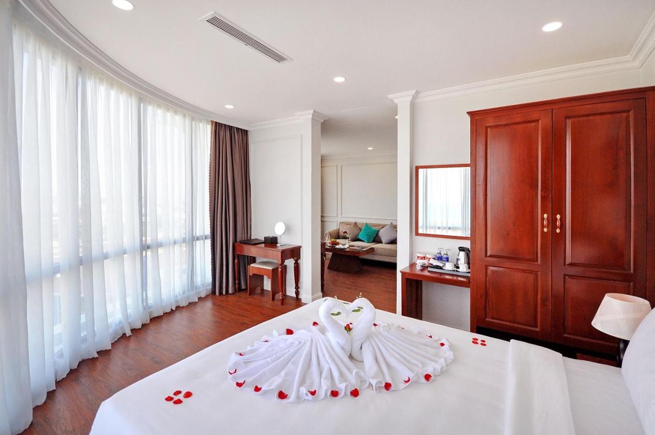 Queen Suite with Sea View - Photo 10