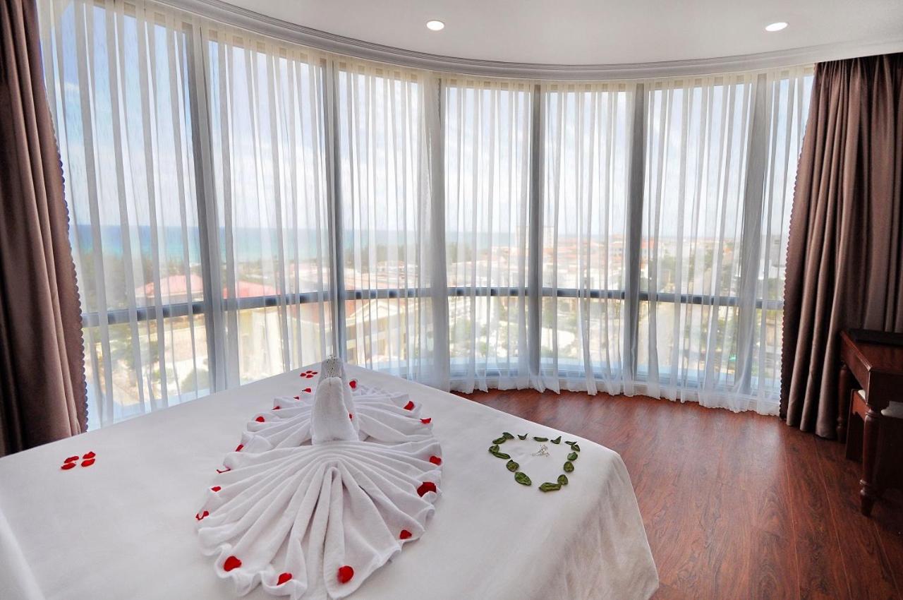 Queen Suite with Sea View - Photo 12