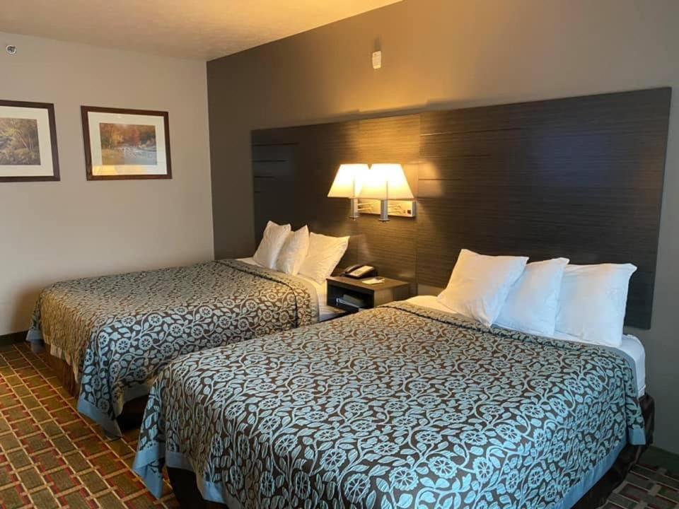 Queen Room with Two Queen Beds - Non-Smoking - Photo 6