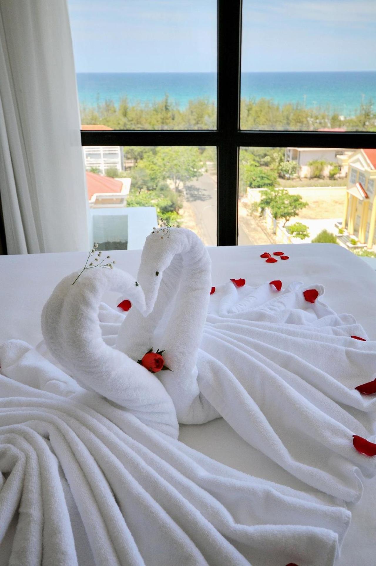 Queen Suite with Sea View - Photo 21