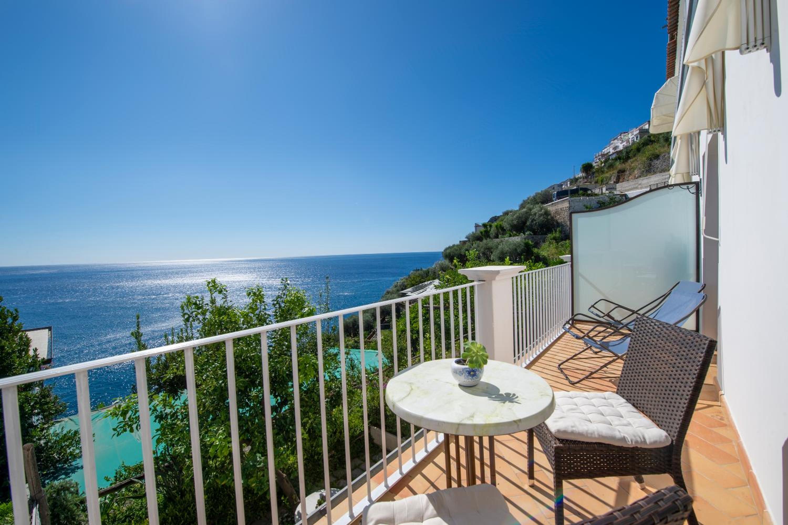Superior Double Room with Terrace and Sea view  photo 2