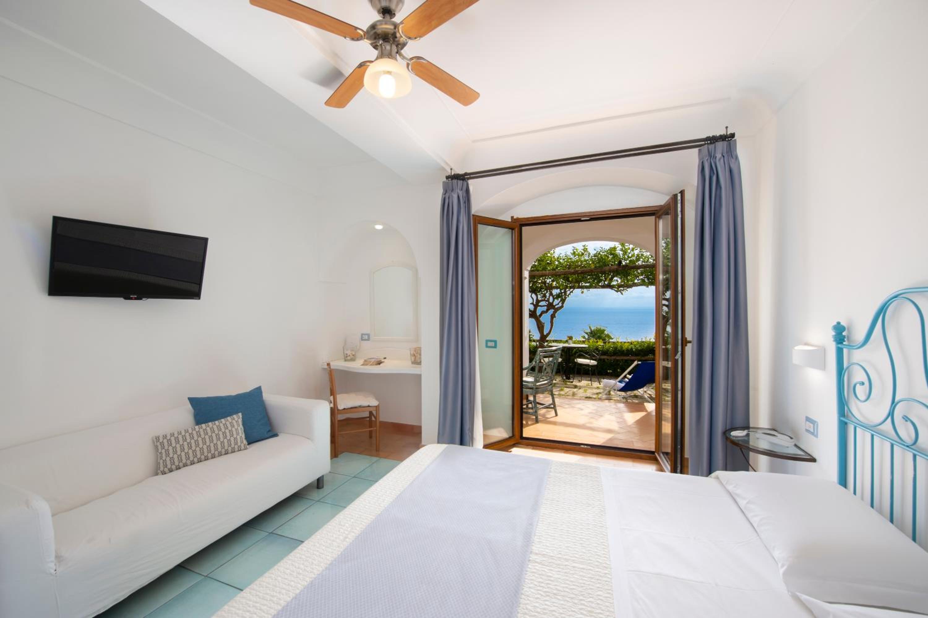 Deluxe Double Room with Patio and Sea View photo 2