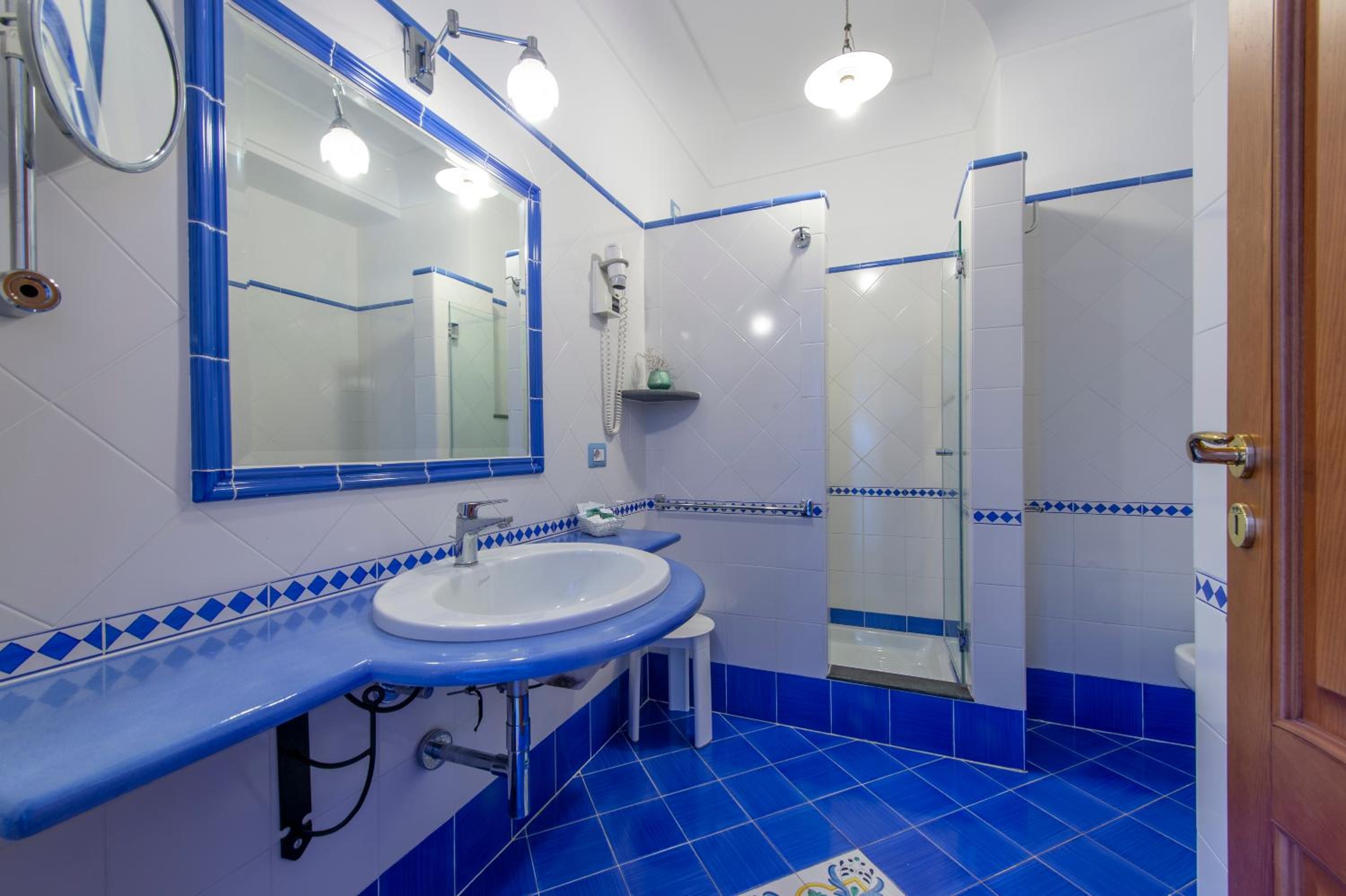 Deluxe Double Room with Patio and Sea View photo 3