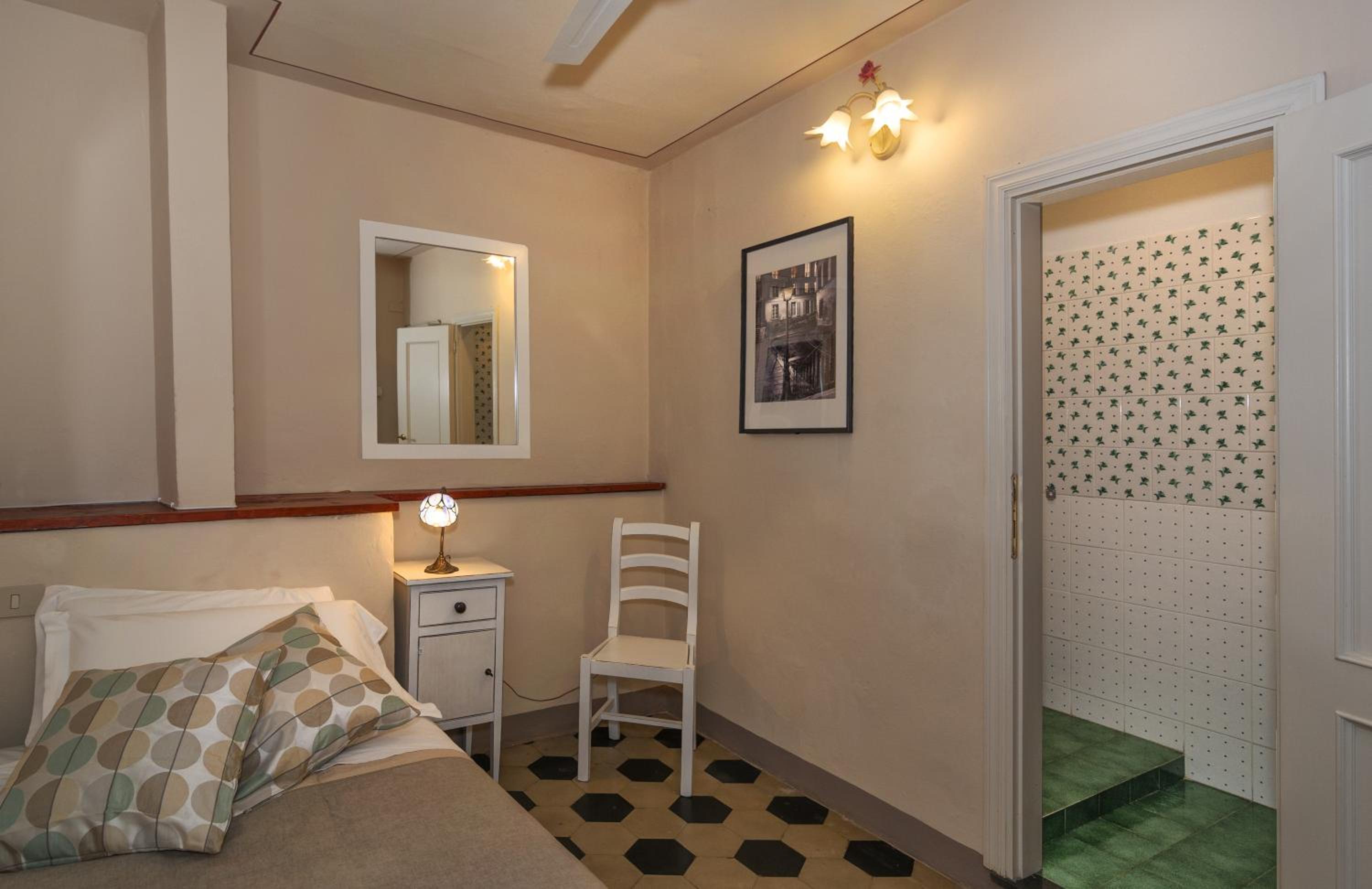 Single Room with Private Bathroom photo 3