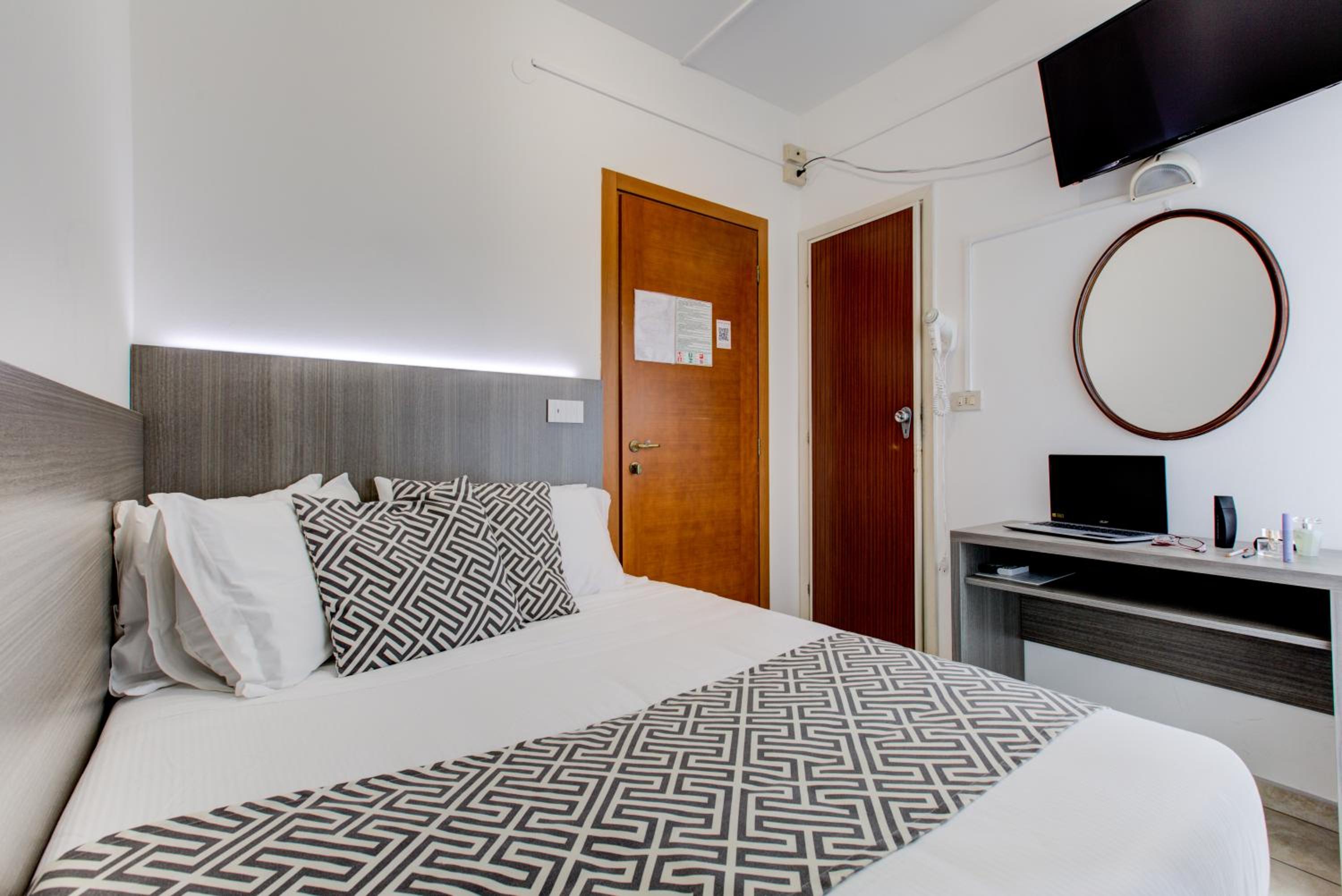 Economy Double Room With French Bed photo 1