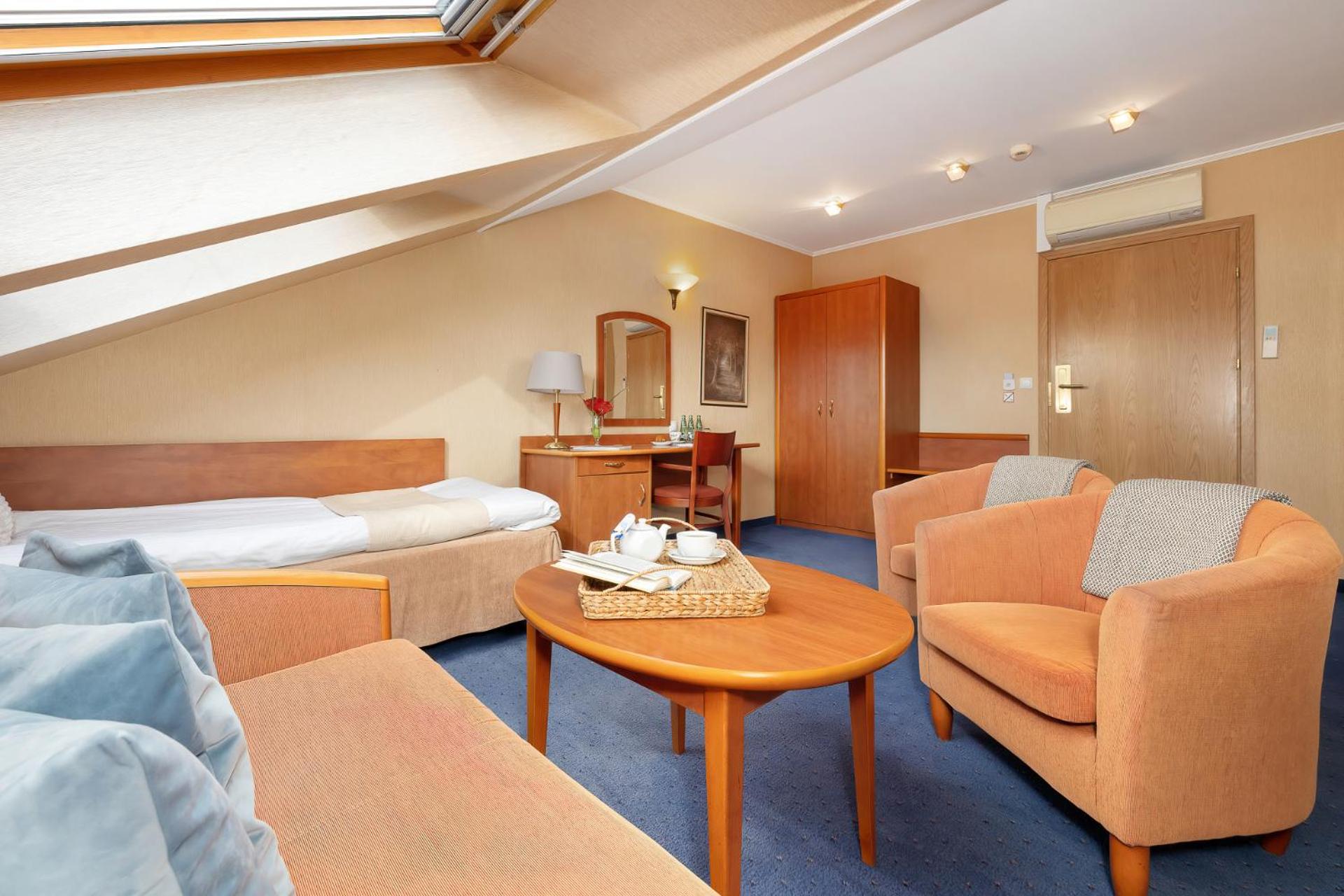 Economy Triple Room photo 3