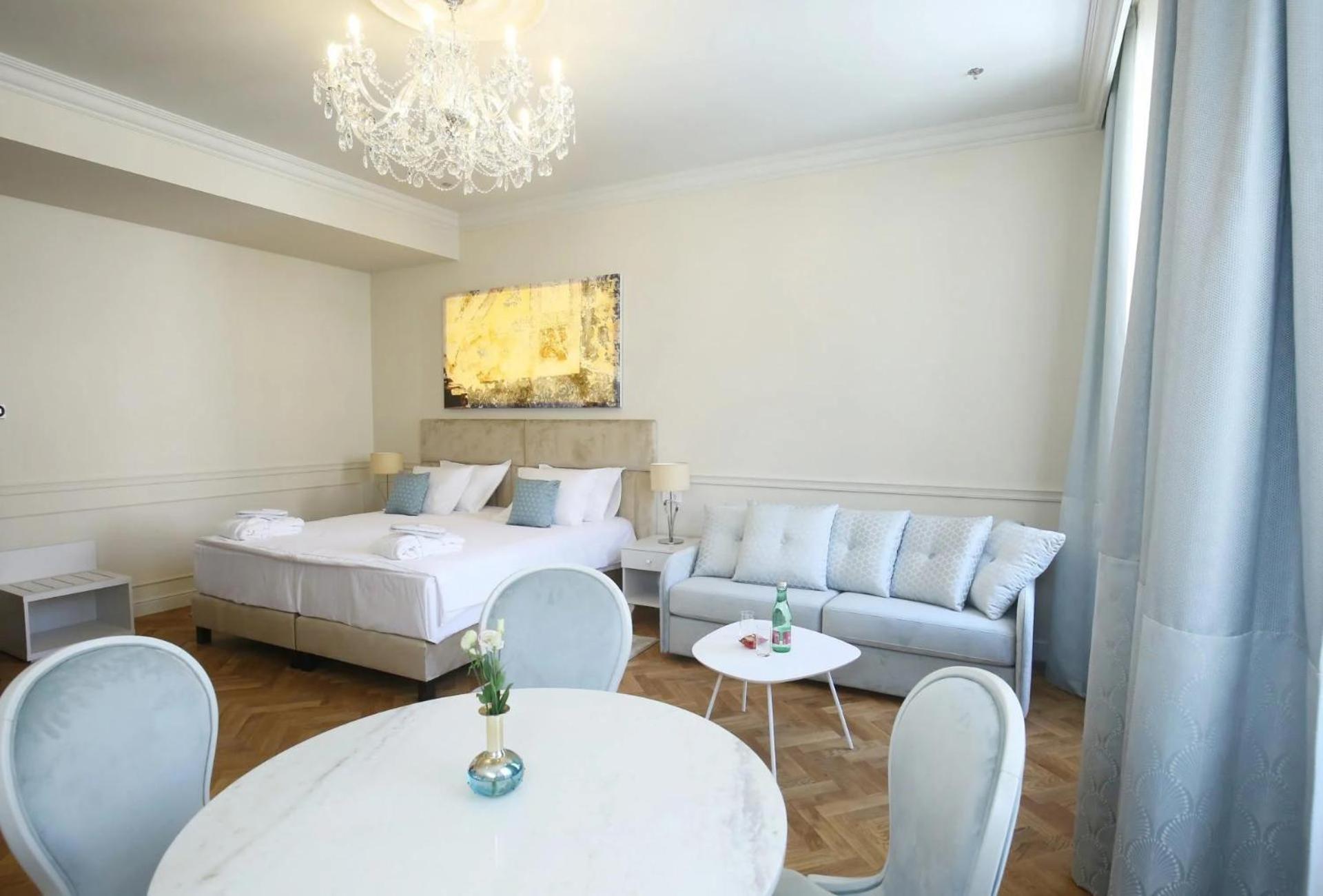 Deluxe Suite - Photo 8