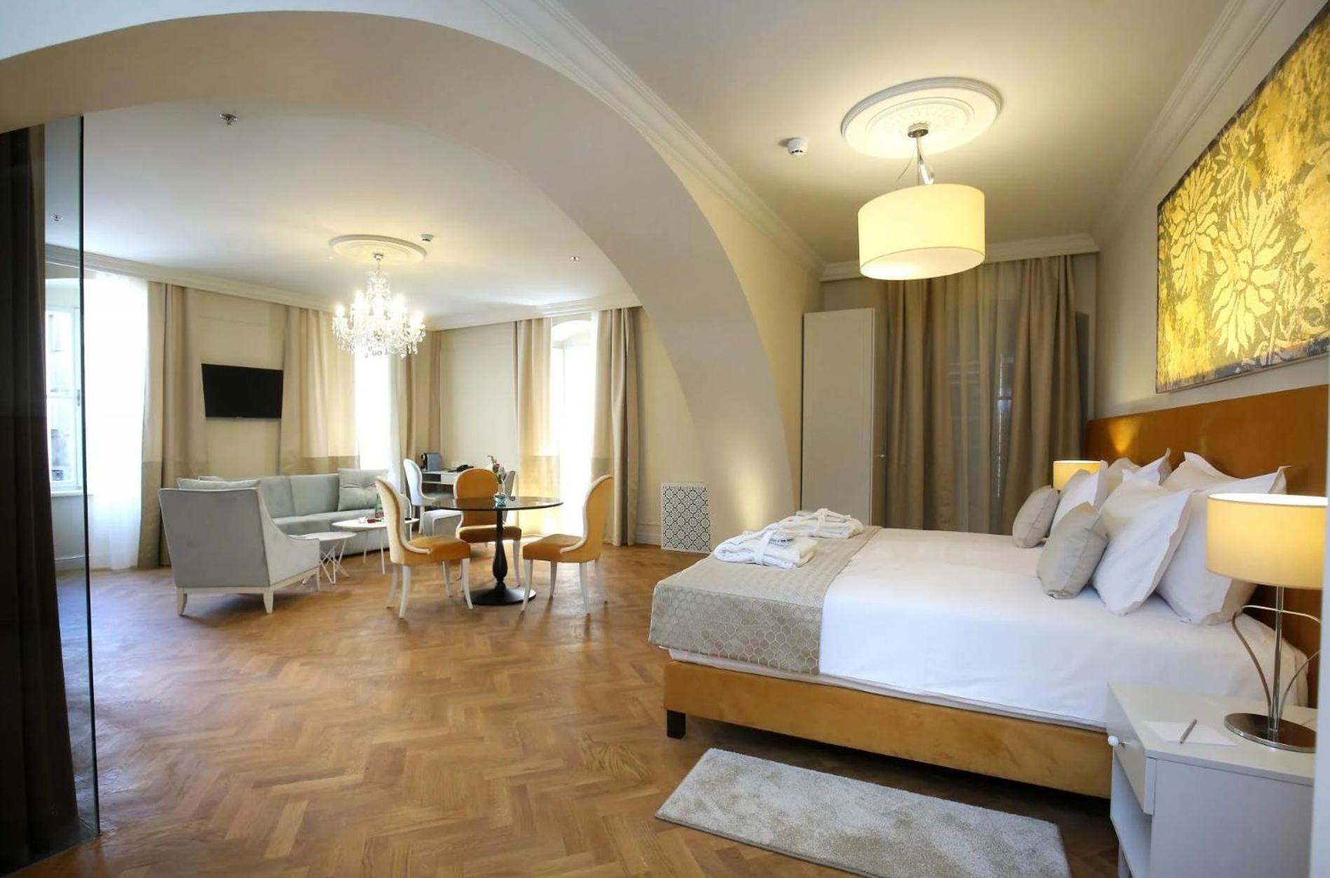 Executive Suite - Photo 4
