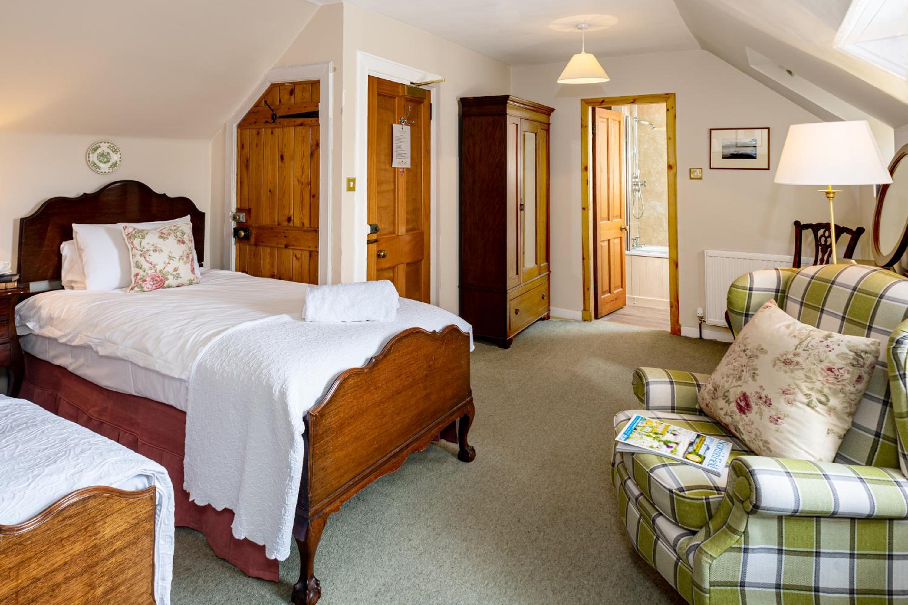 Standard Twin Room - Photo 4
